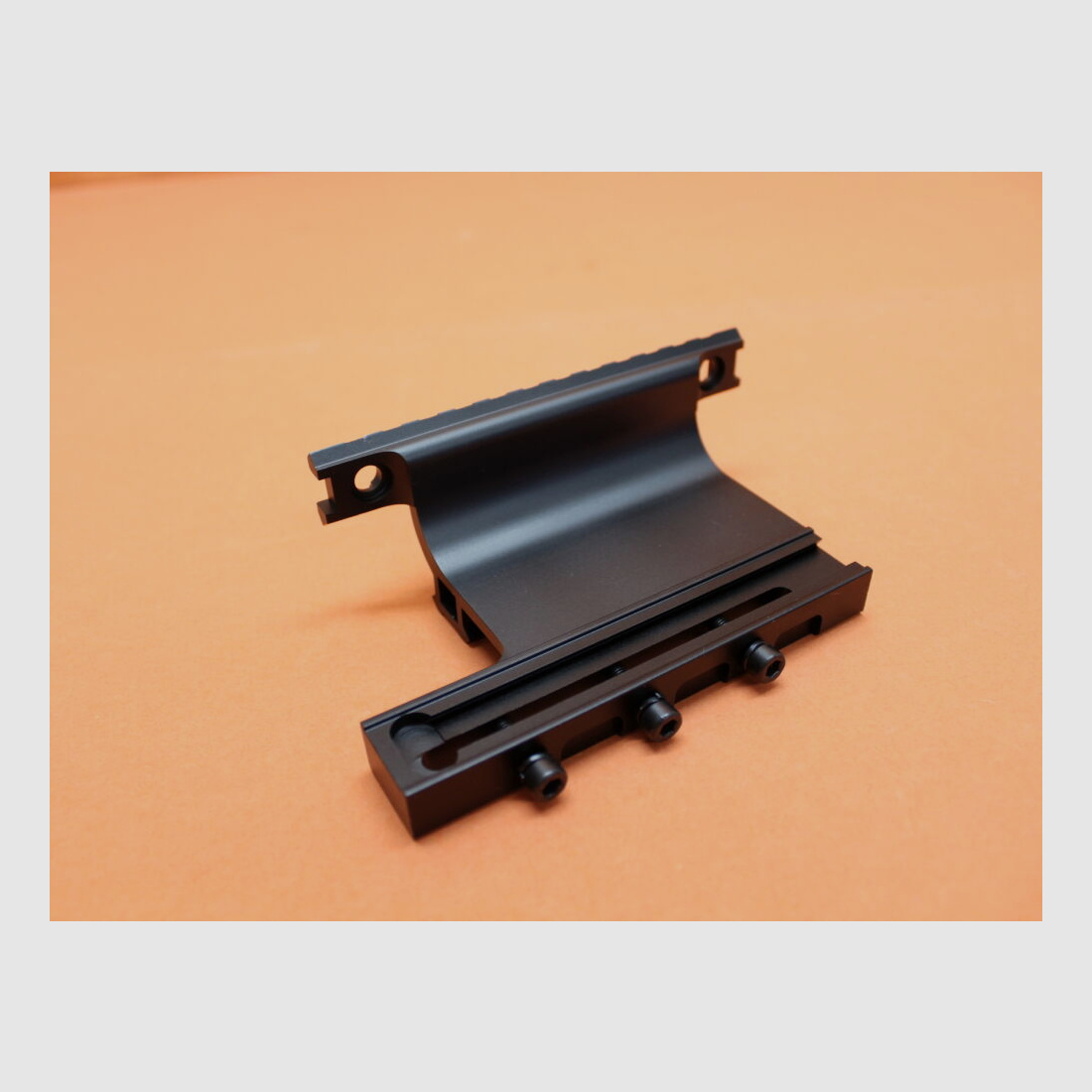 UTG - Leapers Kalashnikov AKM Seitenmontage UTG MNT-973 Model 47 mit 5,25" Picatinnyprofil/ STANAG-Schnittstelle