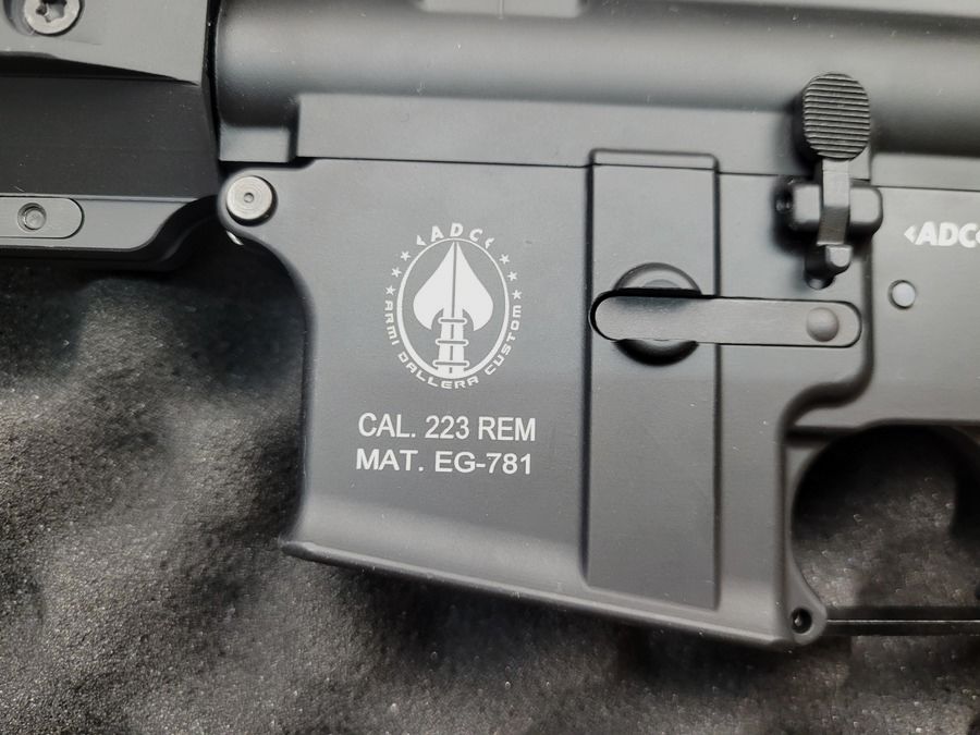 AR 15 Geweer – merk ADC – model M5 Custom Plus versie – kaliber 223 – in originele koffer – custom accessoires waaronder richtkijker – mechanische vizieren UTG – Firefield reflex richtkijker – gefreesde behuizing – 12,5 inch koud gesmeed loop – ideaal voor schieten tot 600m – gebruikt in als nieuw staat, afbeelding 10 van 35