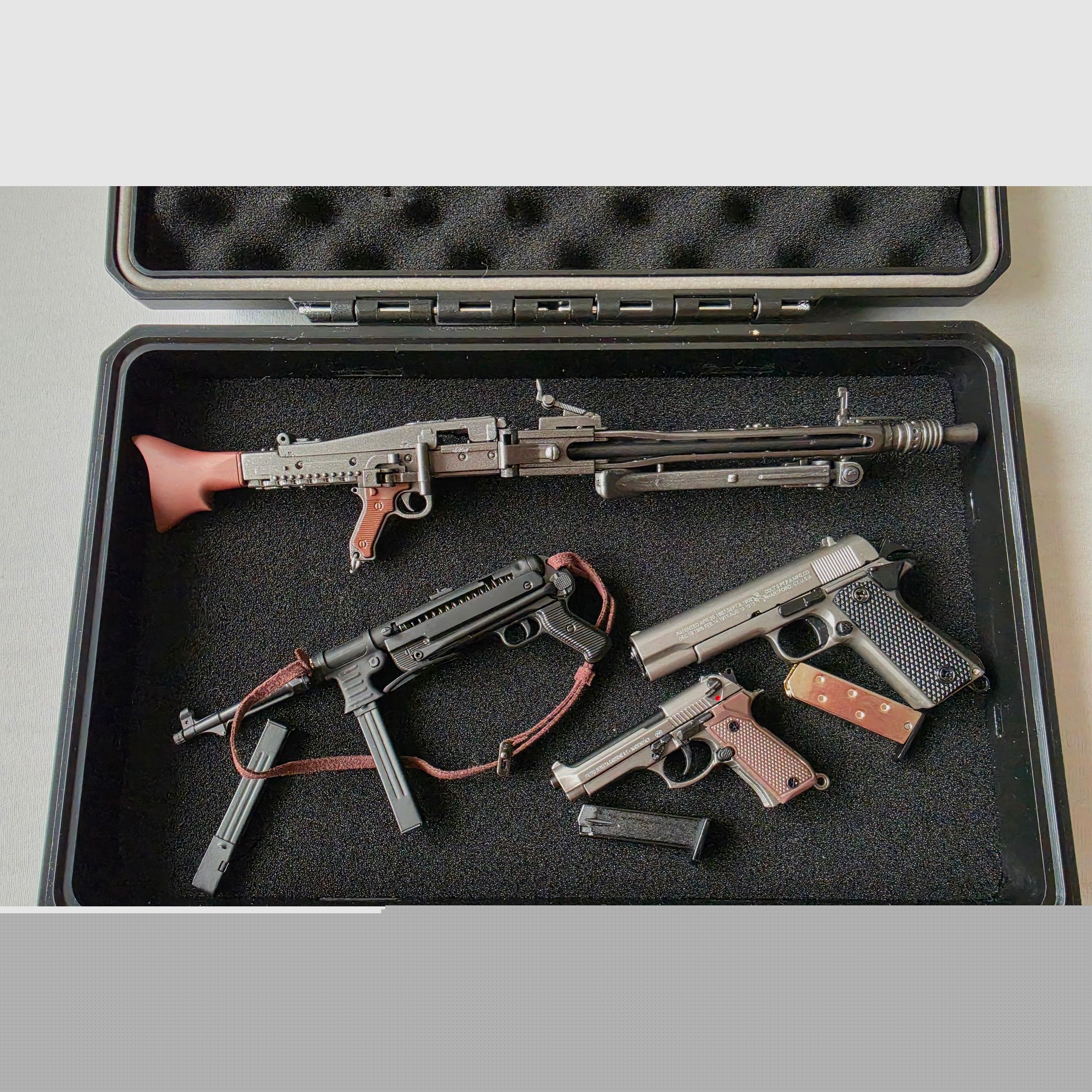 Armas en miniatura como MP40, MG42, etc. incluido maletín.