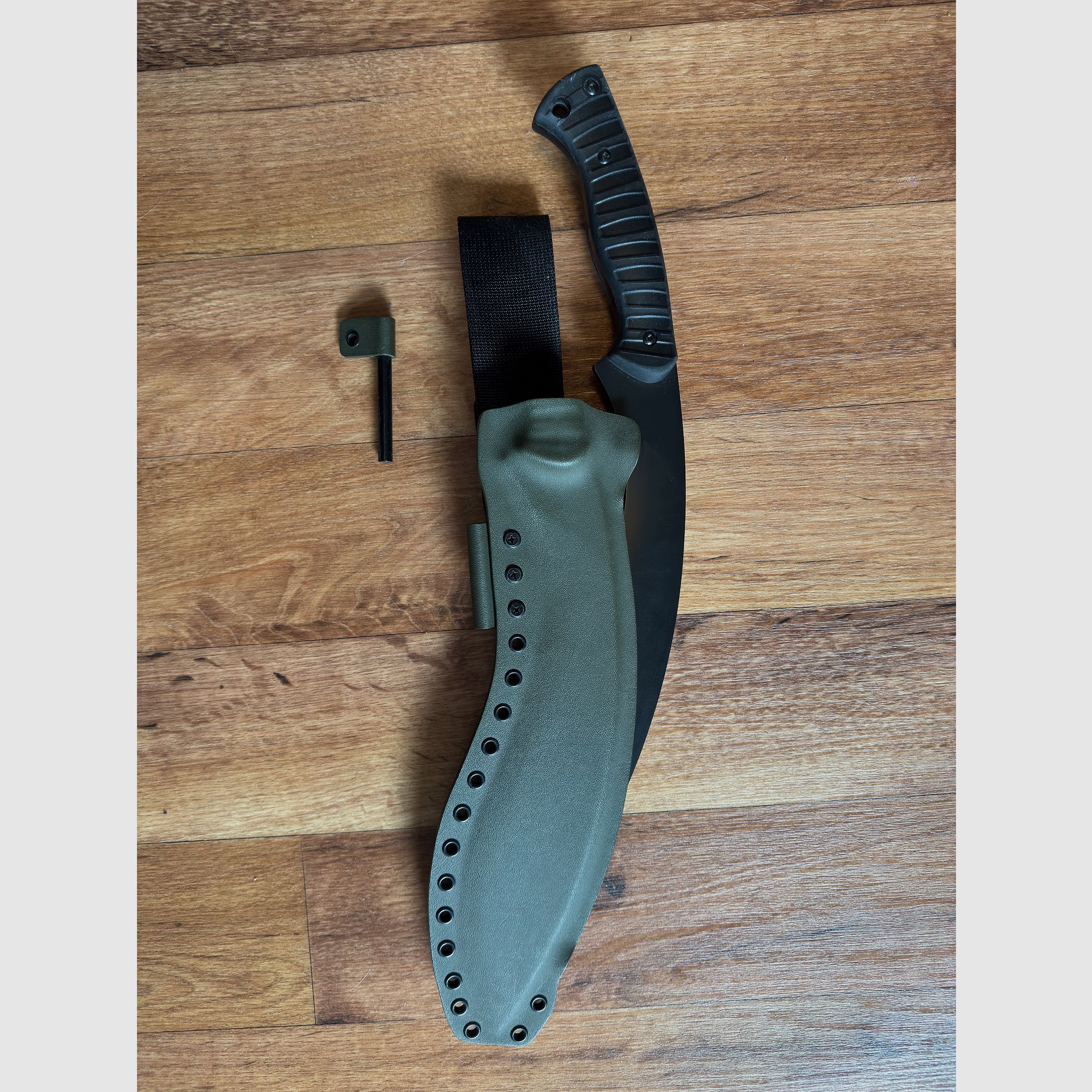 Gurkha Kukri Fox Knives FX 660 con Custom Kydex