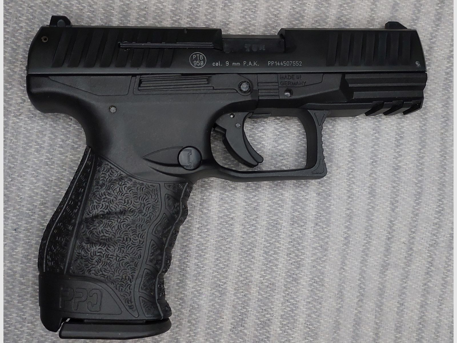 Walther PPQ M2 Schreckschuss Pistole 9mm P.A.K. schwarz (PTB 958) mit 2 Magazinen