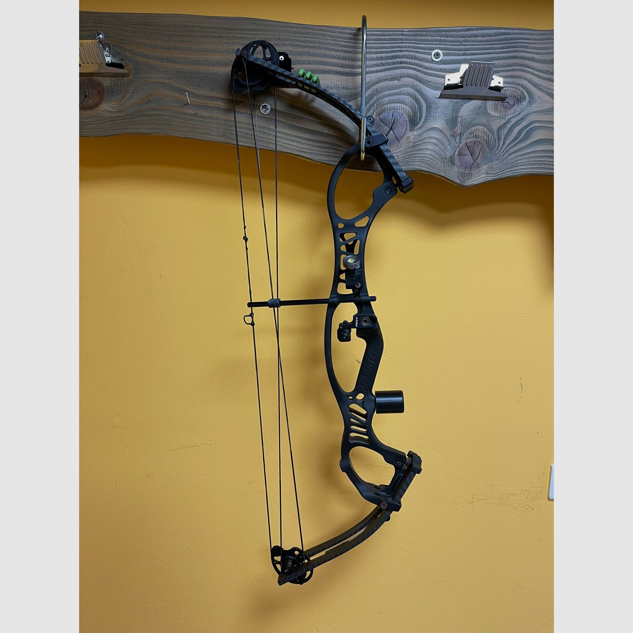 Alto y torneo, arco compuesto de Hoyt, muy buen estado