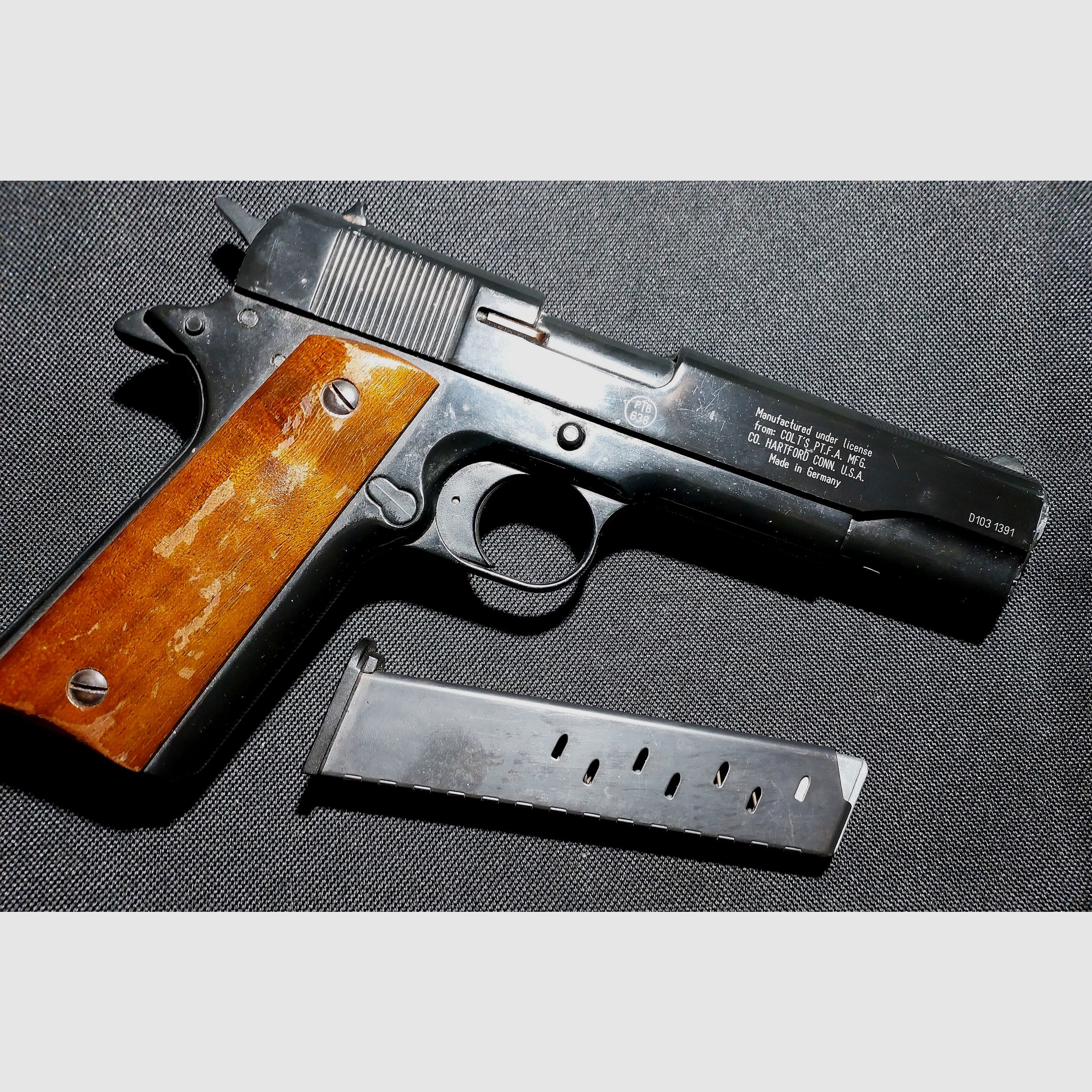 Colt Government 1911 A1 Schreckschuss Pistole 9mm P.A.K. (PTB 774) "vintage Holzgriffe