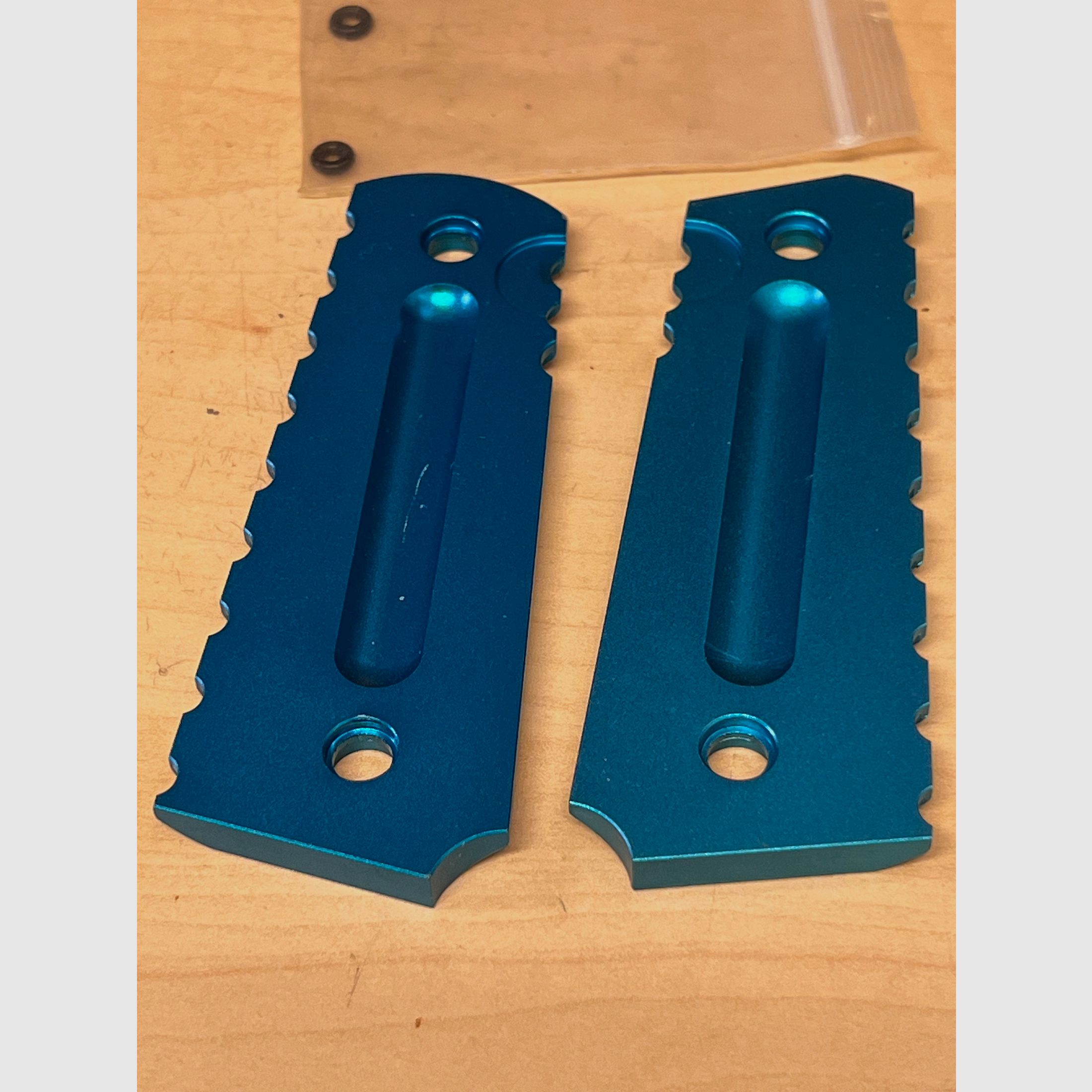 Griffschalen für 1911 Airsoft P.A.K. und Original Modelle in Aluminium Blau eloxiert