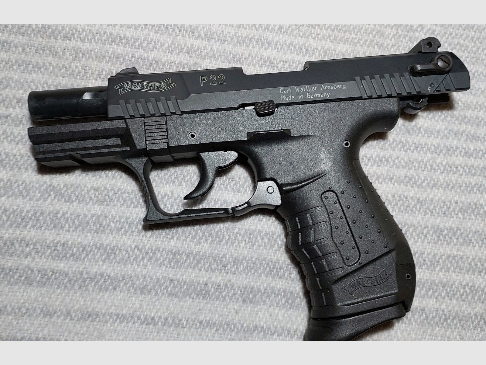 Walther P22 (P 22 Classic) pistola de fogueo 9mm P.A.K. (PTB 778) con 2 cargadores