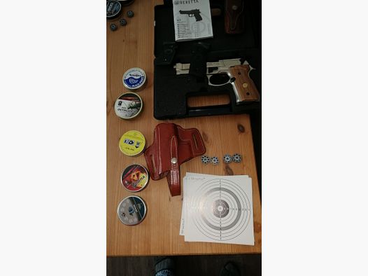 Beretta Mod. 92 FS verchroomde luchtpistool met houten en kunststof handgrepen en veel accessoires