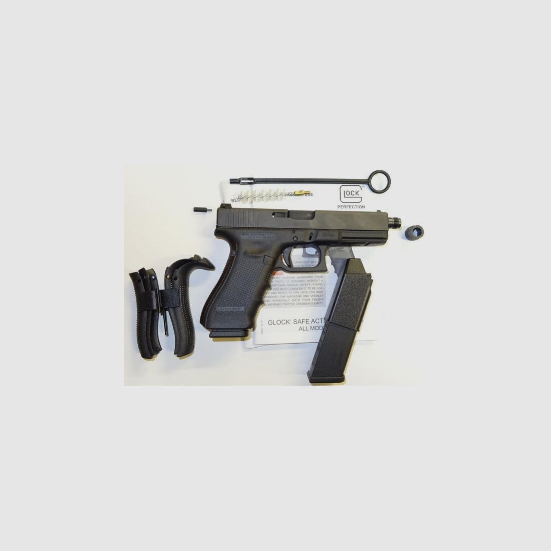 Glock	 Pistole Glock 17 Gen4 mit Gewindelauf M13,5x1 im Kaliber 9mm Para ( 9x19 ) Inkl. Zubehö