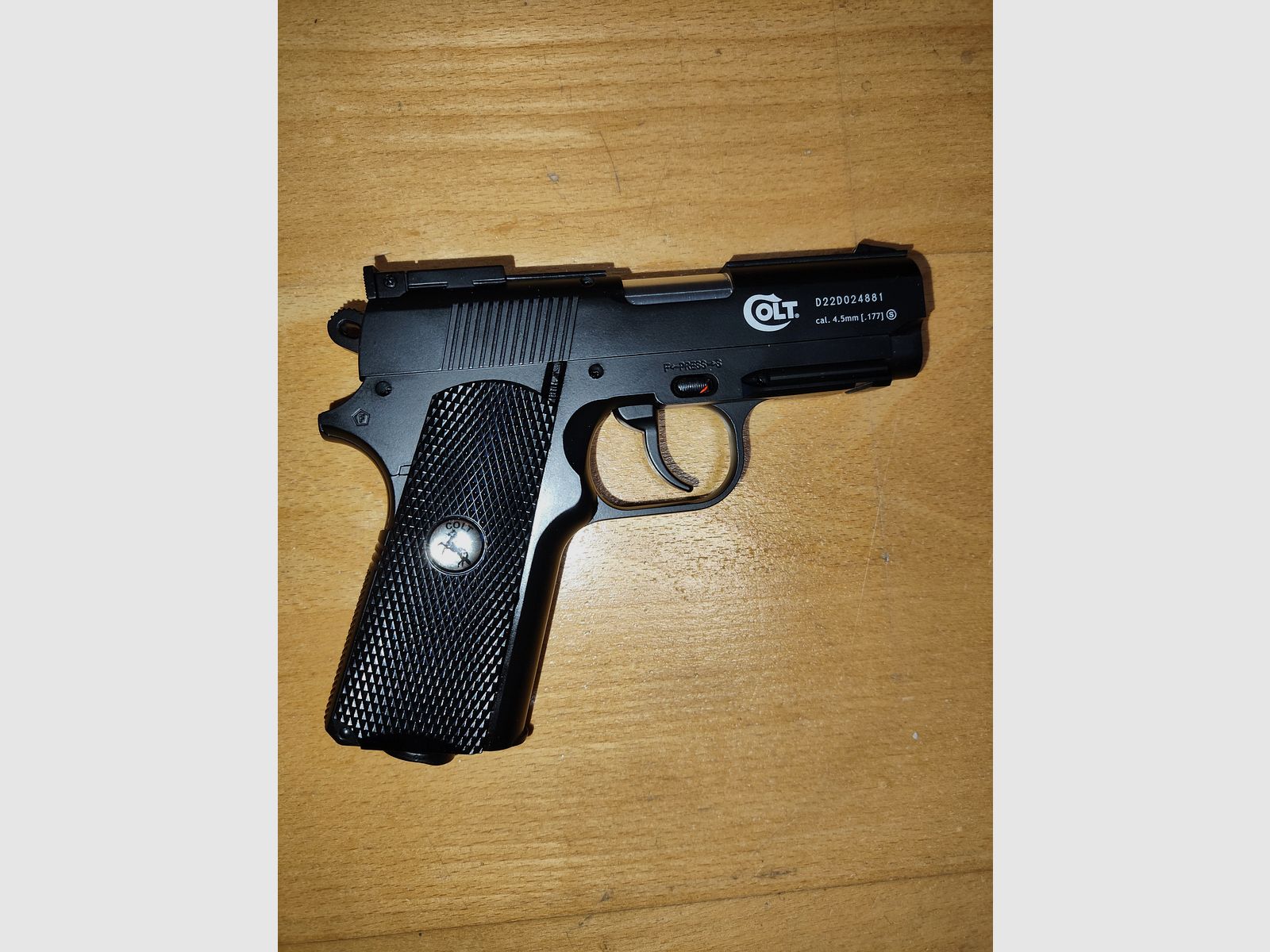 Colt Defender 4,5 mm BB Co2-Pistole