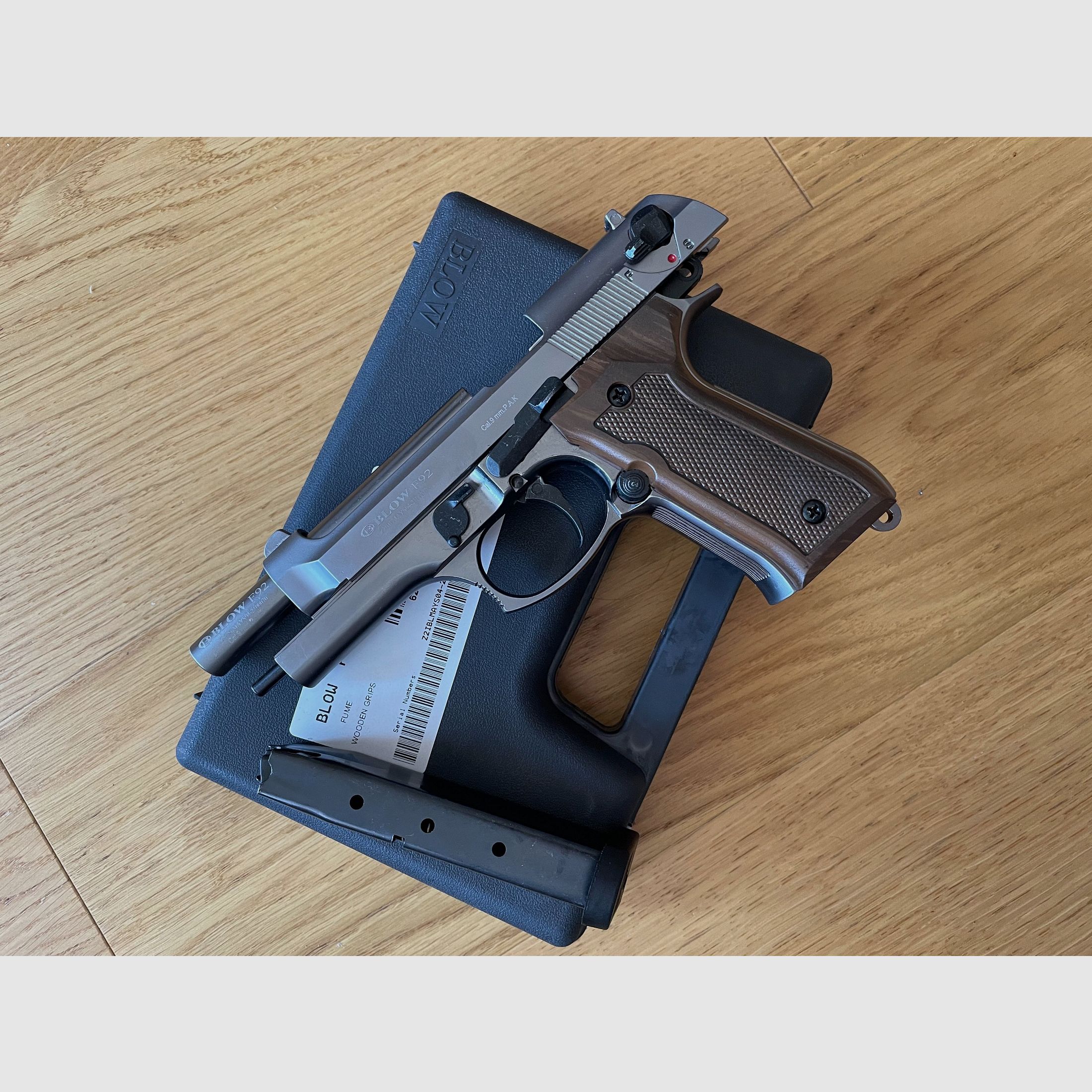 BLOW F92 Fume mit Holzgriffoptik – 9 mm P.A.K. / Beretta 92F Nachbau / Replica – EU-weiter Versand / EU-Wide Shipping, Bild 2 von 4