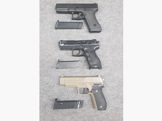Konvolut Mod.  Glock 17  Beretta FS 92 HK P30 Pistole Kaliber 6 mm BB Federdruck Softair Pistole  6mm BB 