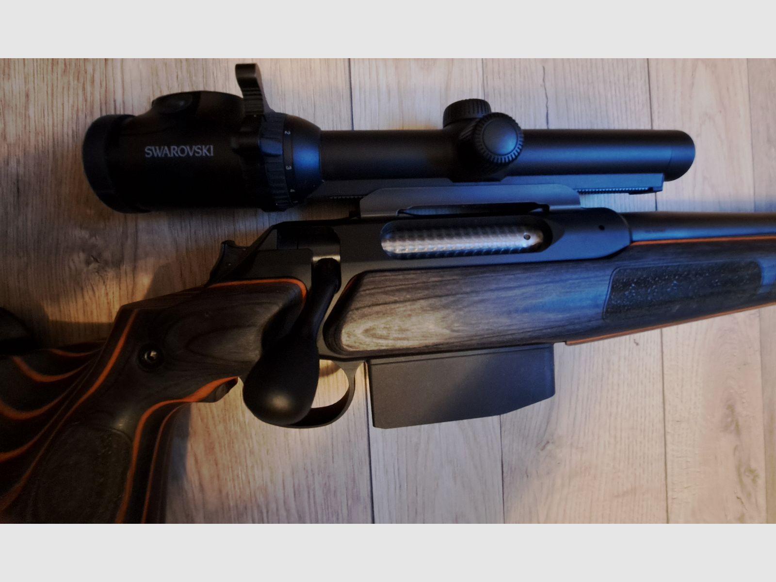 SAUER 404 im KKC Schaft schwarz/orange 9,3 x 62 Mündungsgewinde Swarovski  Z6i