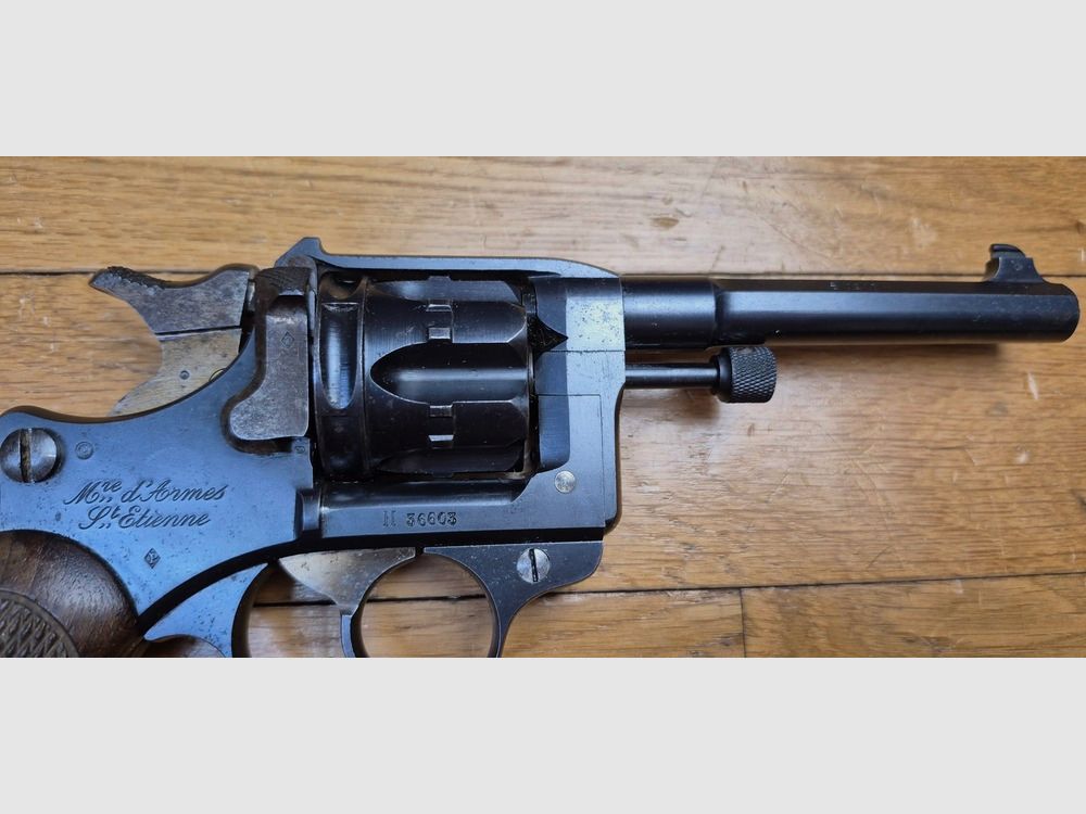 Schöner Dienstrevolver Modell 1892 – Gängig, aber mythisch – Höhepunkt des Dienstrevolvers Made in France – Kaliber 8mm92 – Mono-Nummer – Waffe von 1910 – Schöne Mechanik – Schöner Lauf – Etui Modell 1915 aus dem Ersten Weltkrieg – TBE +, Bild 7 von 31