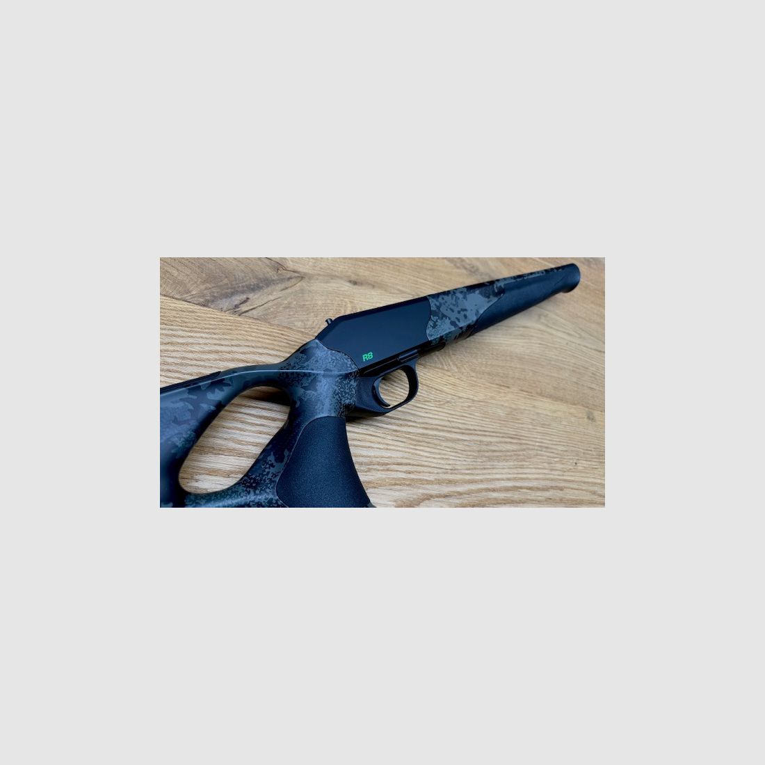 Schaft mit Gehäuse/System - Blaser R8 Custom Carbon HunTec-Camo / Elastomereinlagen / Logo in giftgrün