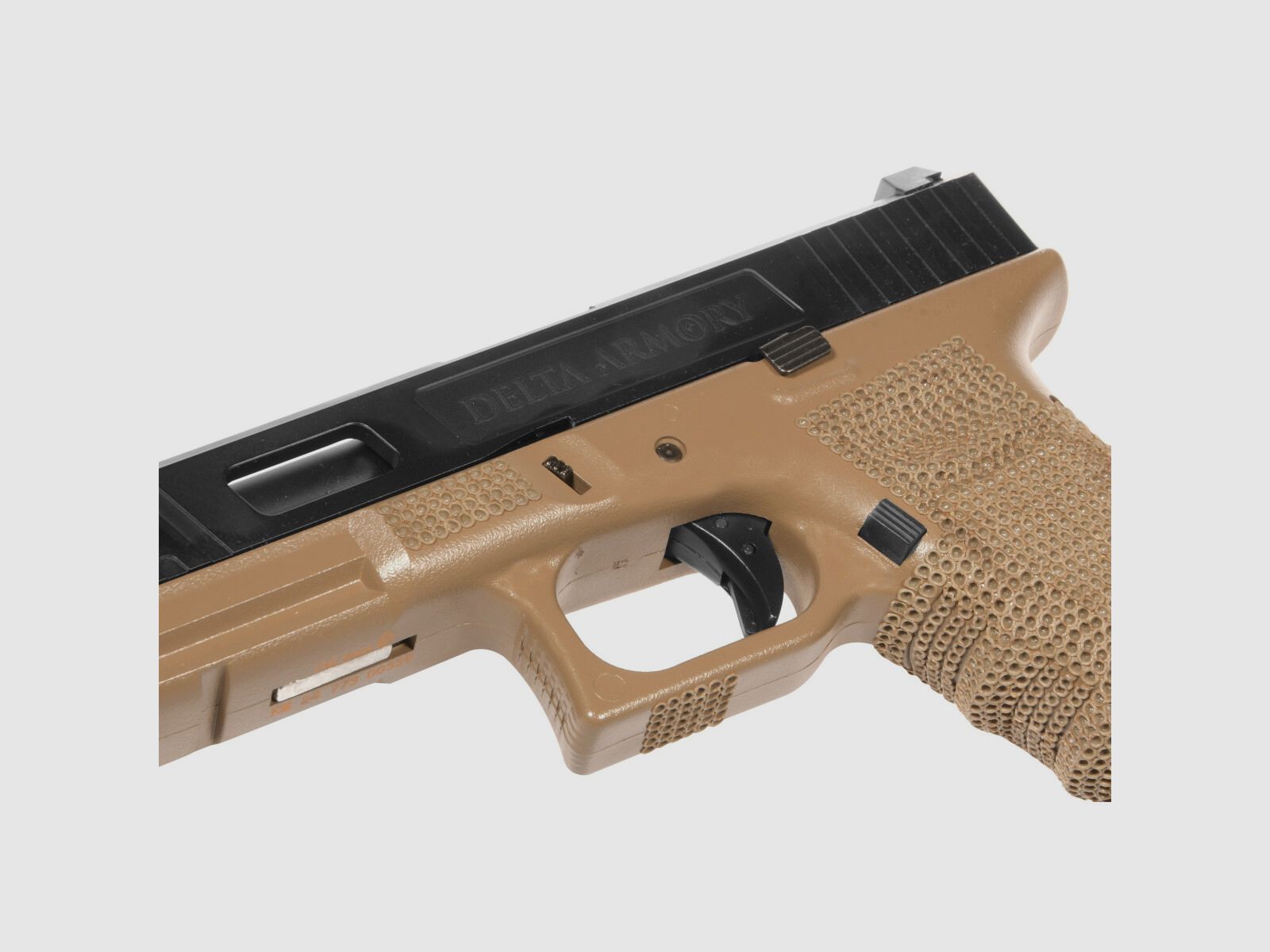 P02 GBB Airsoft Pistool met Grip Stippling in Tan | Delta Armory