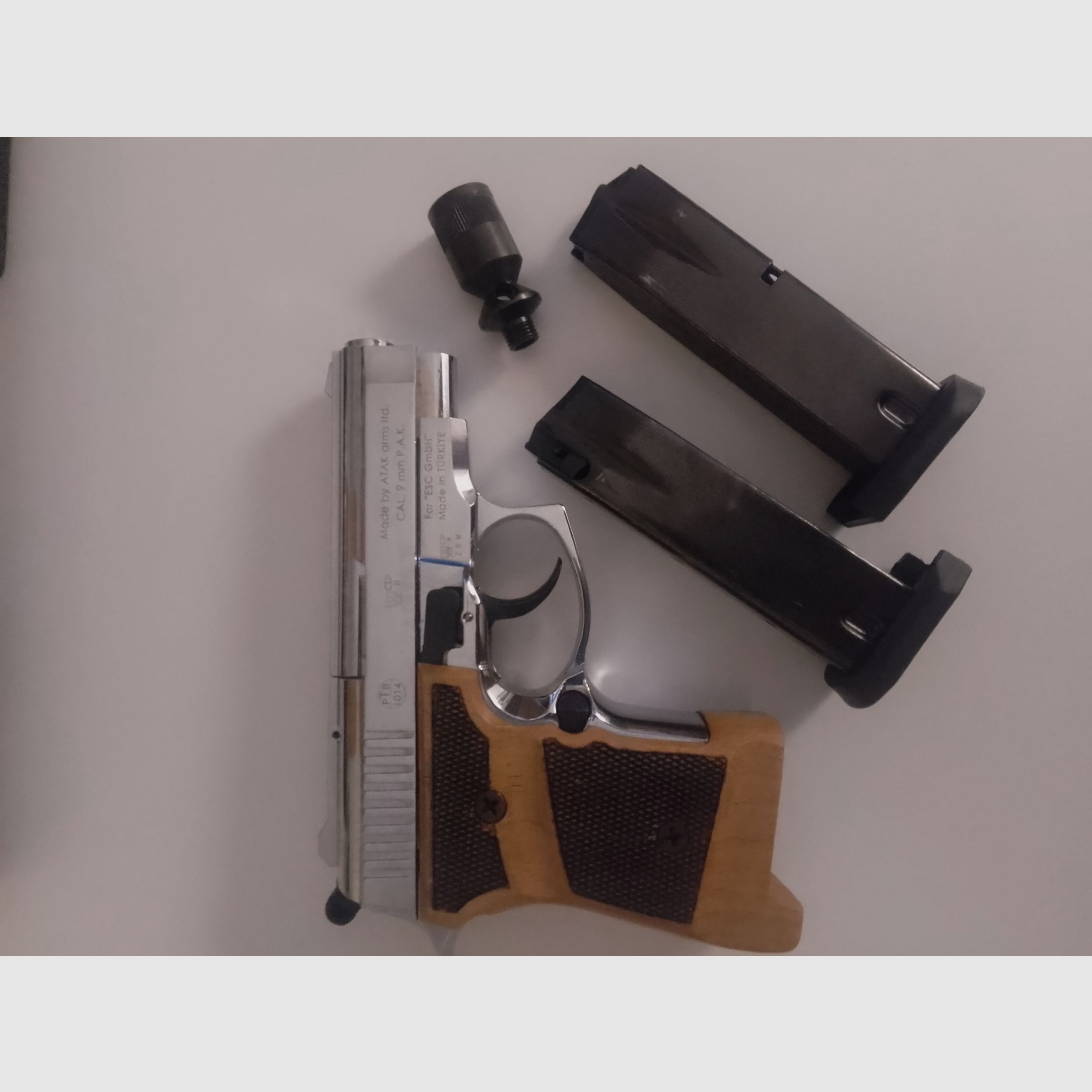 Zoraki 914 chromé 9 mm p.a.k. avec poignées en bois véritable