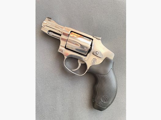 Smith & Wesson Model 640 Performance Center, 5-schüssiger  .357 Magnum/.38 Special DAO  J-Frame Revolver mit Nachtvisier