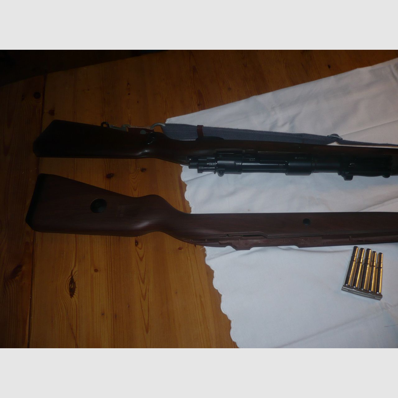 Double Bell Karabiner K 98 Kaliber 6mm BB  mit Holz und Kunststoff-Schaft.