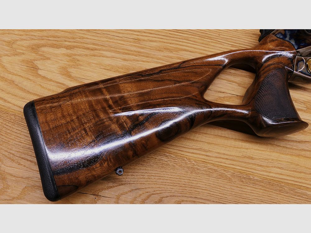 Blaser R8 mit Bunthärtung / Stahlsystem / kannelierter Lauf .308 / Stahlkugel gerändelt mit Blume und Goldlinie / goldener Verschlusskopf /  TRAUM AUS HOLZ & STAHL