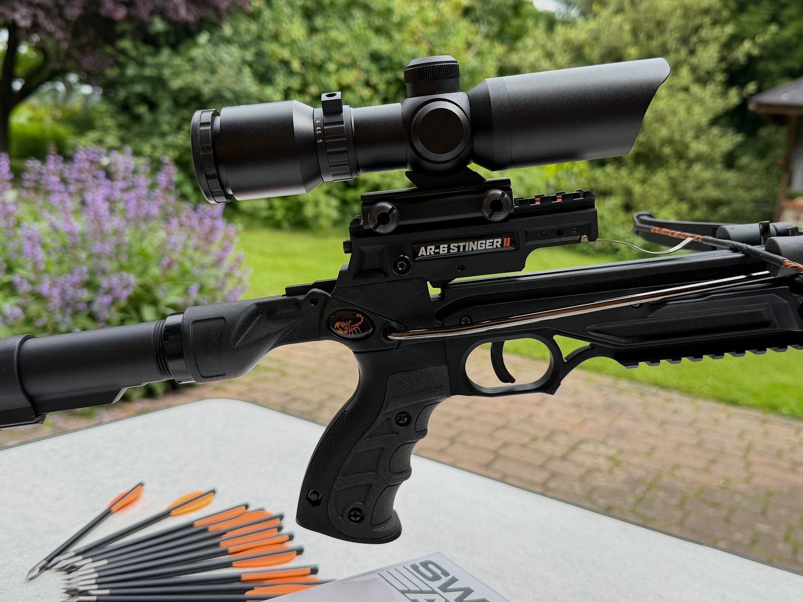 Armbrust Steambow AR-6 Stinger II Survival avec lunette de visée et divers accessoires :