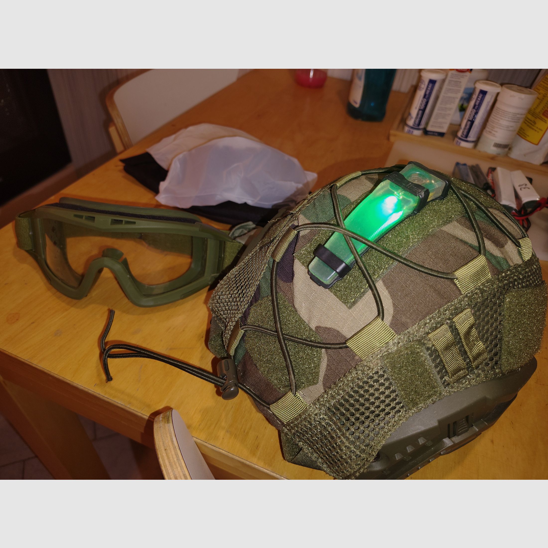 Taktisches Airsoft Helm-Set – Bundeswehr Flecktarn – Upgrade-Polster – inkl. Brille (3 Gläser) & Green LED