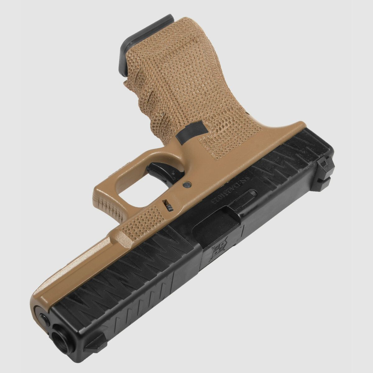 P05 GBB Airsoft Pistole in Tan | Delta Armory