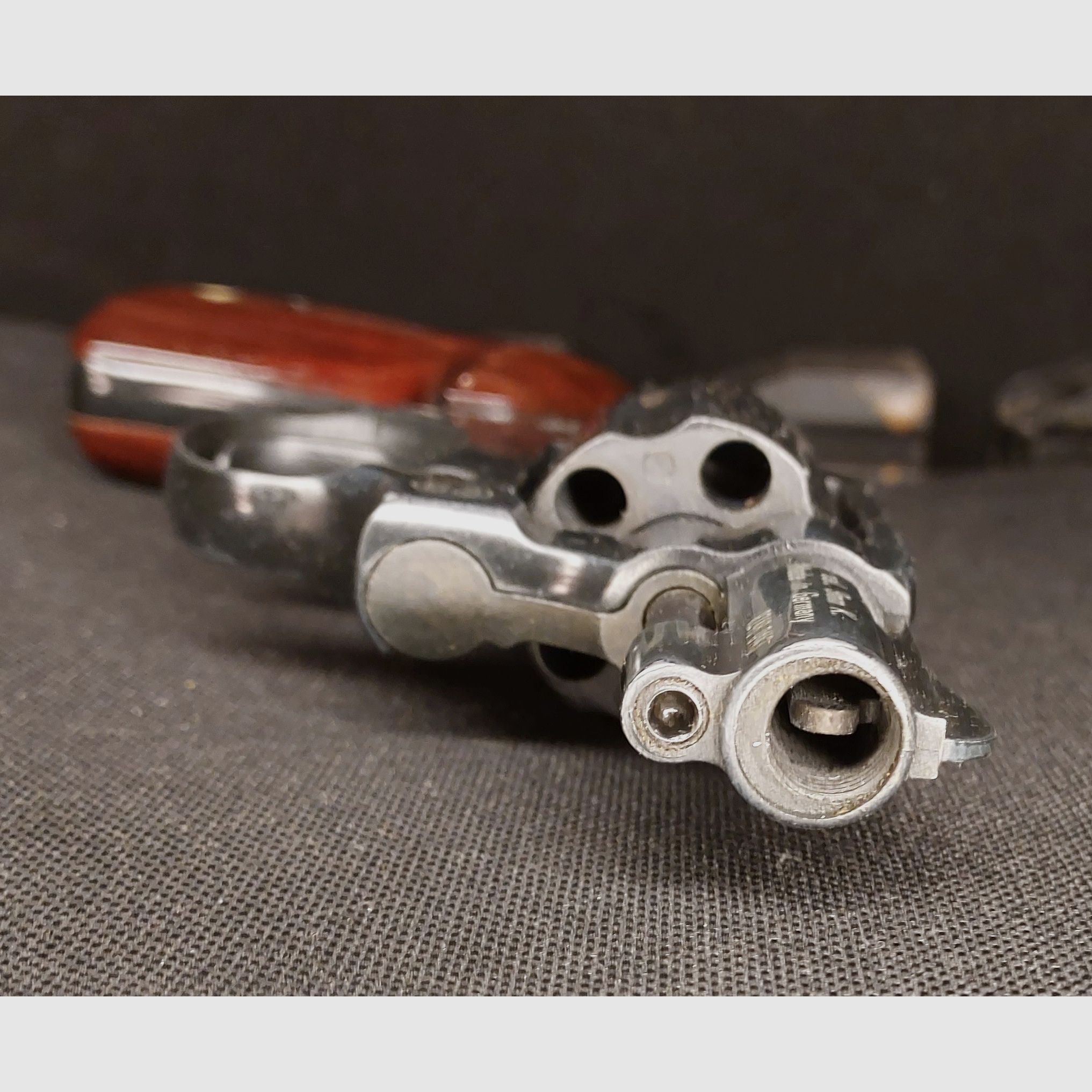 Smith & Wesson Chiefs Special revolver a salve calibro 9mm R.K. brunito (PTB 794) con impugnature in legno