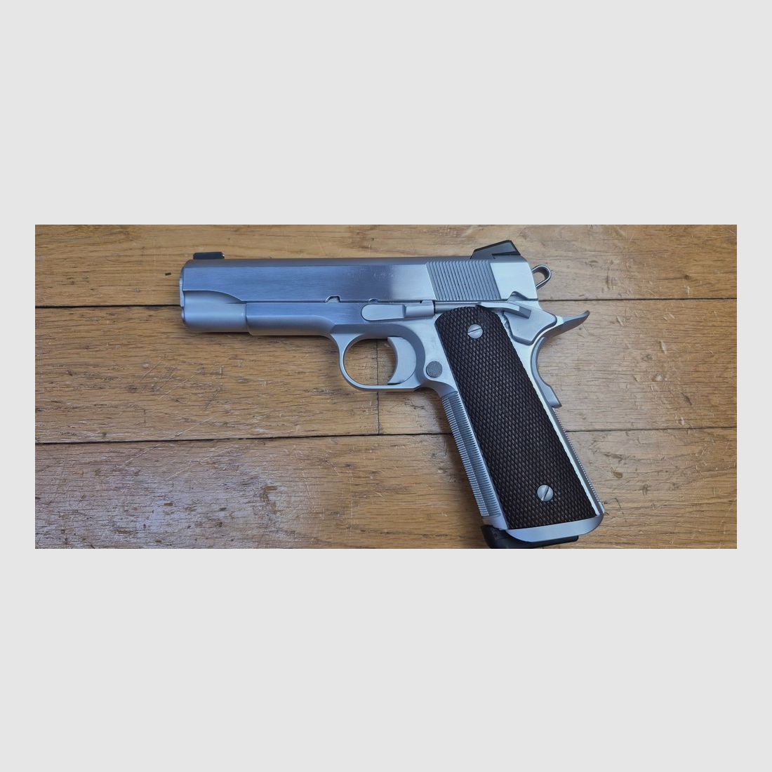 DEPOSITVERKAUF – Wunderschöne und seltene halbautomatische Pistole ACW „Alchemy 1911“ – Modell Prime Carry in Hard Chrome-Finish – Magischer Lauf in 4,25 Zoll – Kal. .45 ACP – Waffe von 2023/2024 in Spitzenfinish – Sehr wenig geschossen – Seltene Gelegenheit für eine absolut außergewöhnliche 1911 – 2. Magazin – Eine der wenigen aktuellen Fertigungen, die Bestand haben wird – Zustand mehr als ausgezeichnet, quasi neu – Super Waffe und absoluter Sammler – TBE+++, Bild 17 von 27