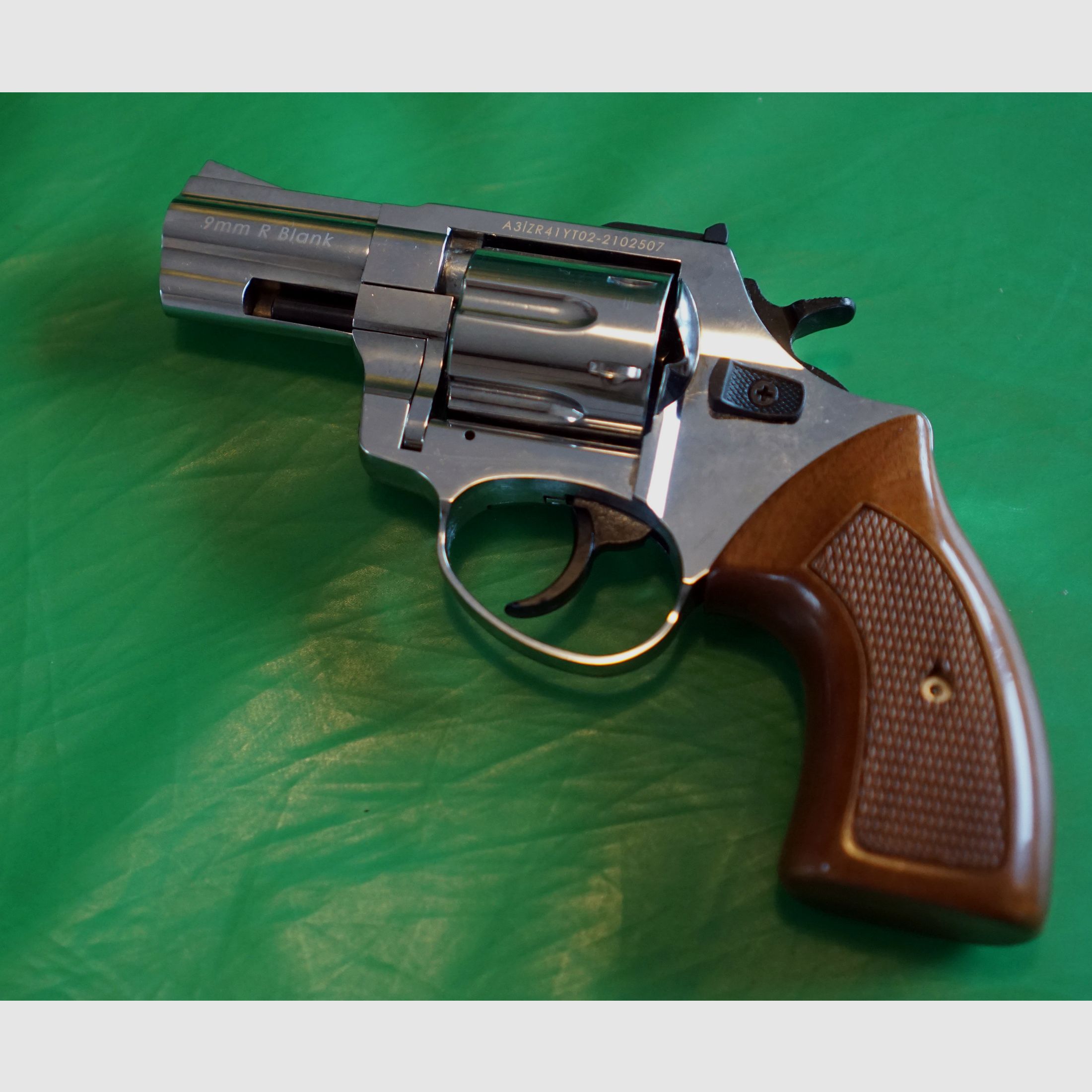 Zoraki R1 2,5 pulgadas cromo con aspecto de mango de madera 9mm R.K. (PTB 1022) como nuevo.