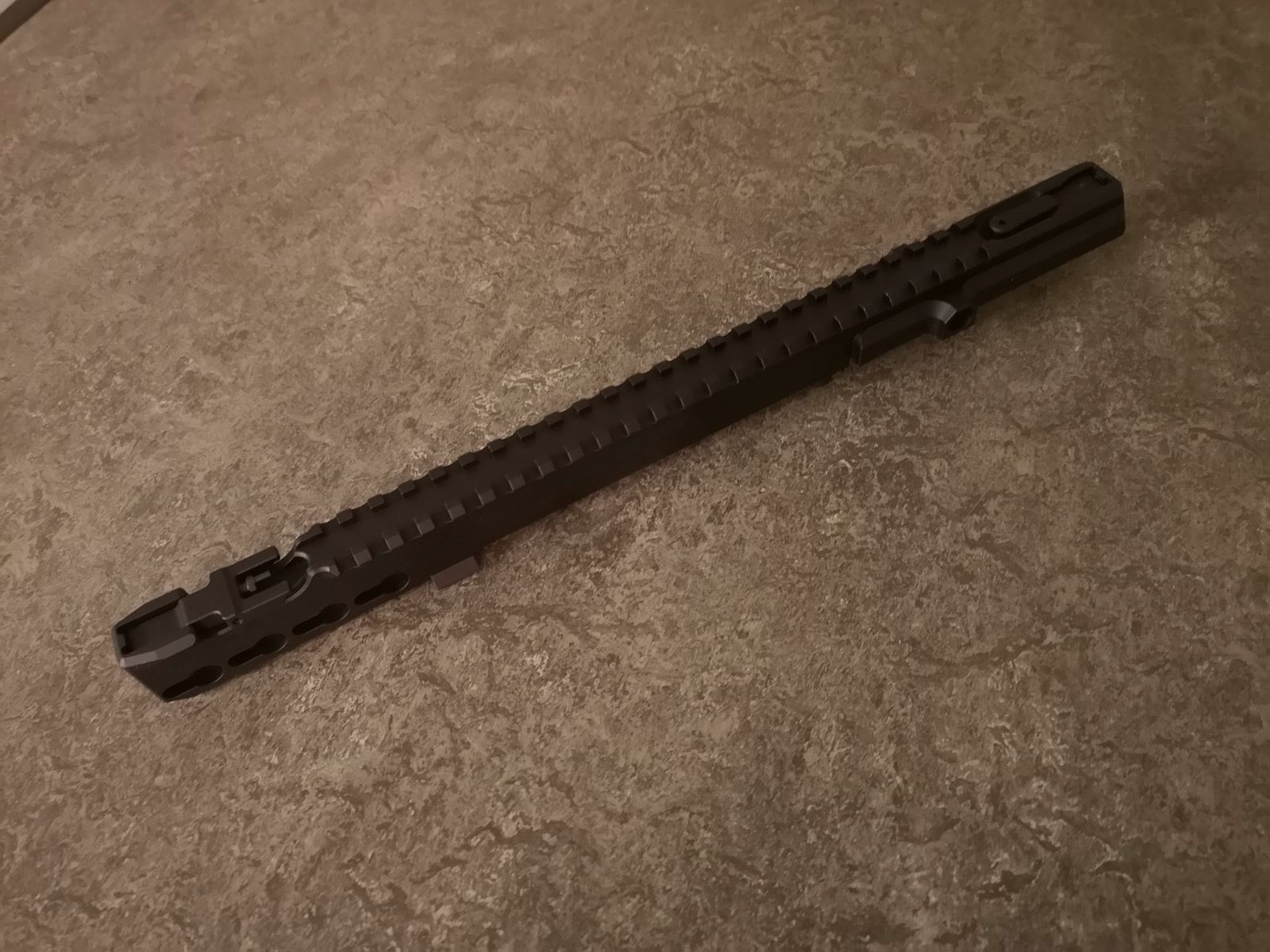 STEYR AUG A3 SA SWAT Gehäuseschiene Picatinnyschine 25 Slots Keymod und Ironsights Notvisierung