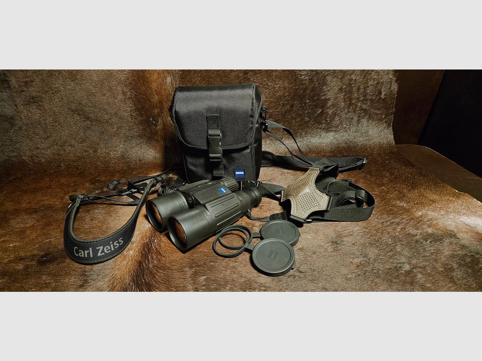 ZEISS Victory 10x56 T RF - Fernglas mit Entfernungsmesser - mit umfangreichem Zubehör