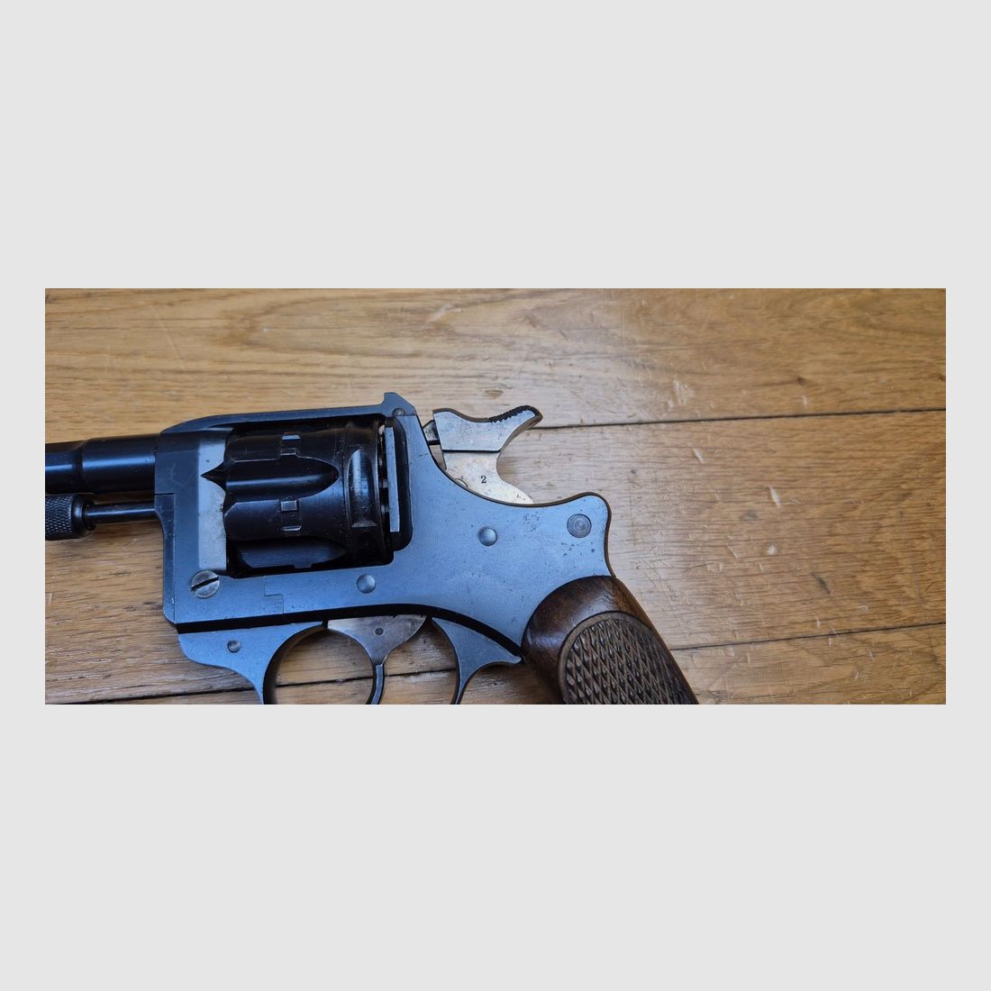 Schöner Dienstrevolver Modell 1892 – Gängig, aber mythisch – Höhepunkt des Dienstrevolvers Made in France – Kaliber 8mm92 – Mono-Nummer – Waffe von 1910 – Schöne Mechanik – Schöner Lauf – Etui Modell 1915 aus dem Ersten Weltkrieg – TBE +, Bild 24 von 31