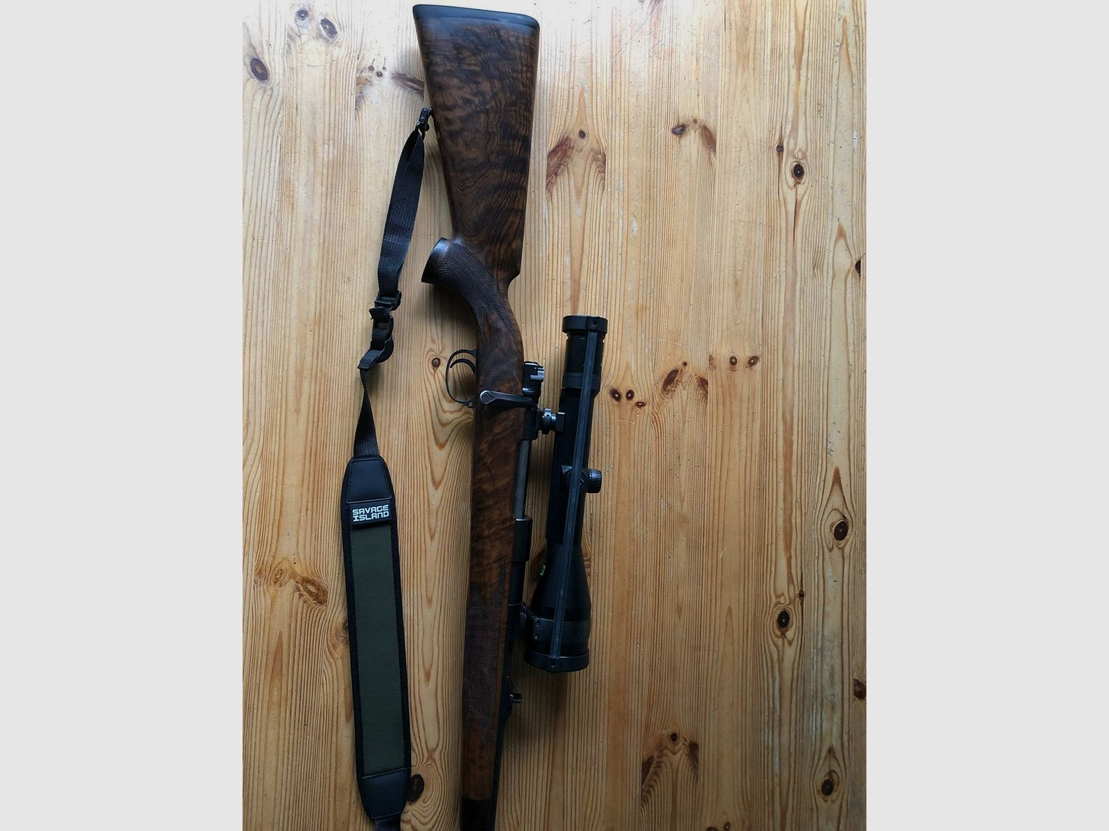 Repetierbüchse Mauser System K98 Kaliber 9,3 x 62 mit Zeiss Diavari M 3-12x56 mit Leuchtpunkt