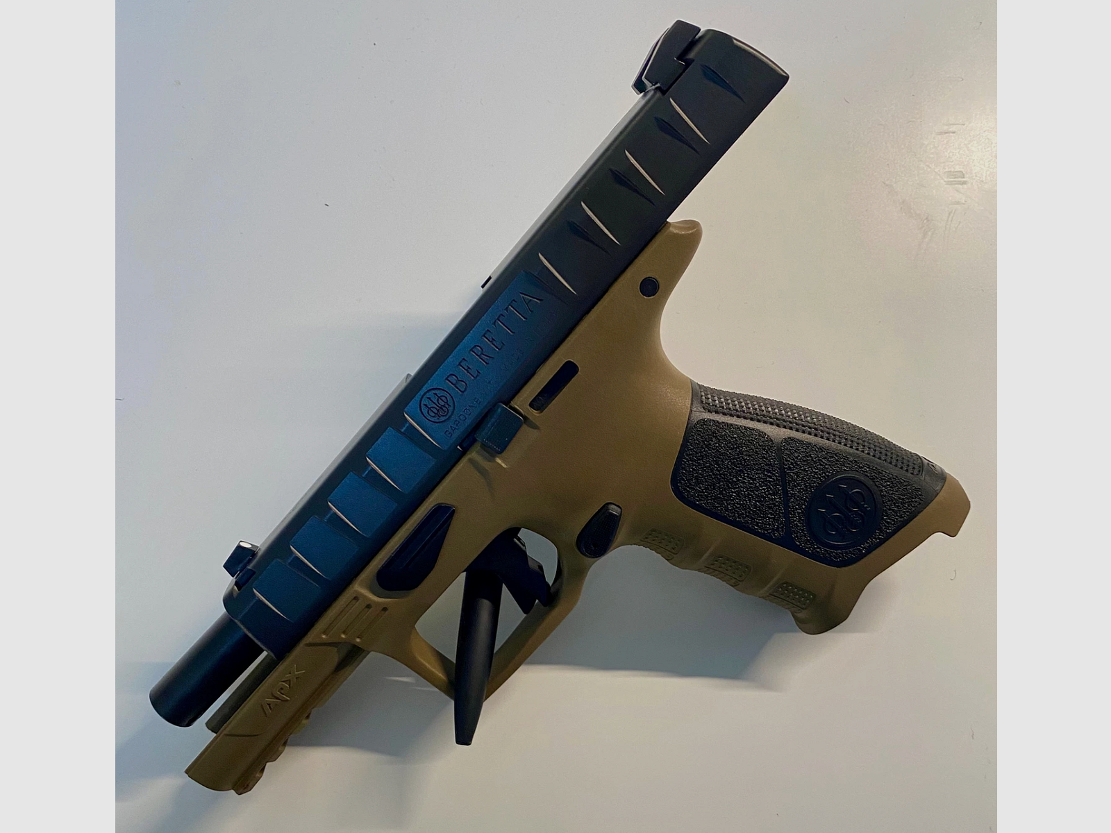 Beretta APX 9mm FDE - avec poignée supplémentaire (3), image 2 sur 3
