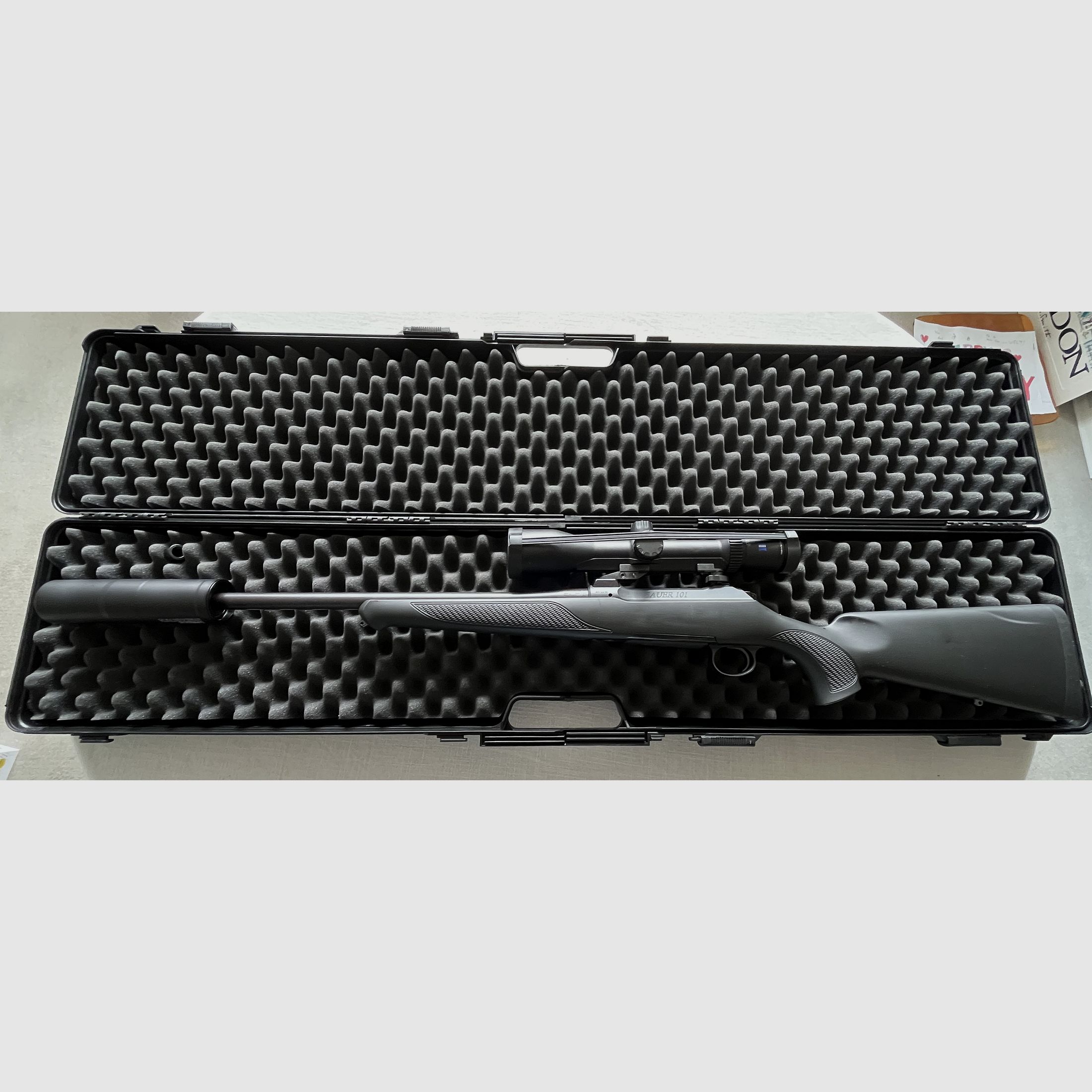 Sauer 101 Classic XT 308 Win.  mit einem Zeiss Conquest V6 2-12x50M Glas und einem Hausken SD JD 184 Schalldämpfer