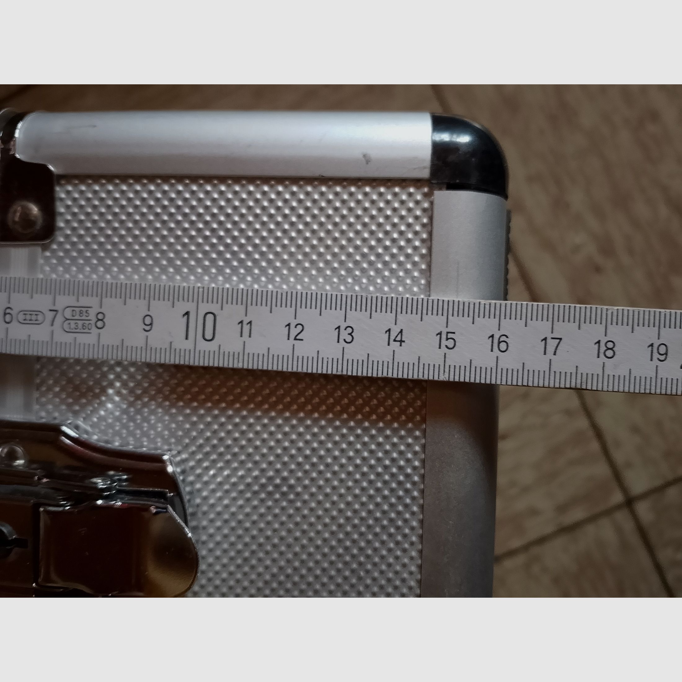 Weapon case case for 6 weapons or less aluminum silver lock key