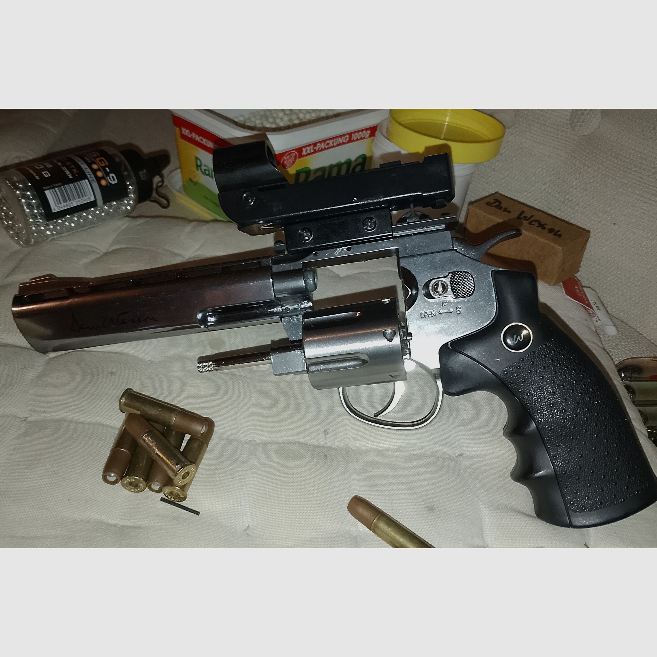 Dan Wesson co2 revolver 6mm set 31 cartridges red dot sight holster + lots of bb's + steel balls