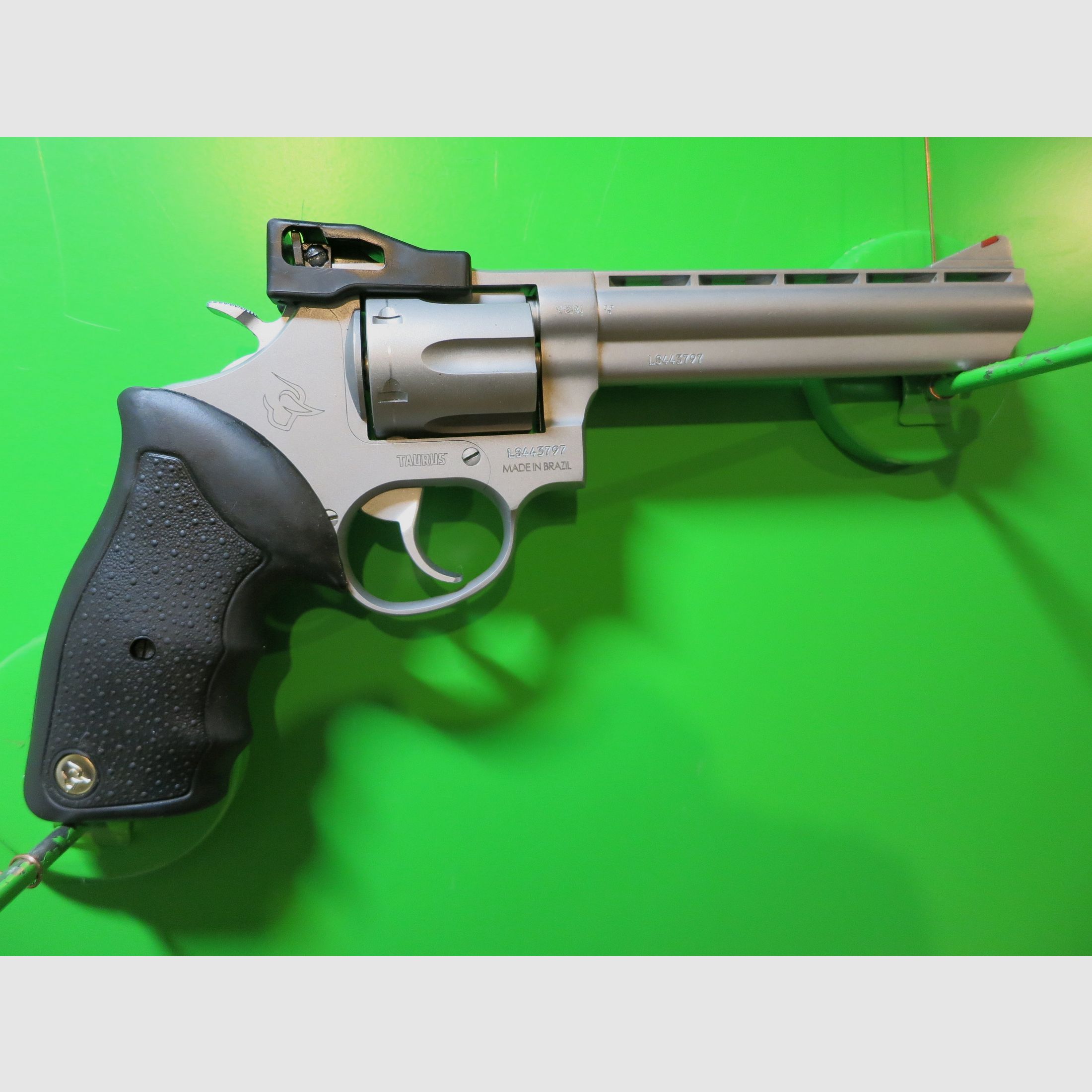 Revoler TAURUS 689, Kal. .357 Magnum,  Edelstahl (stainless), 6" Lauf   #26-