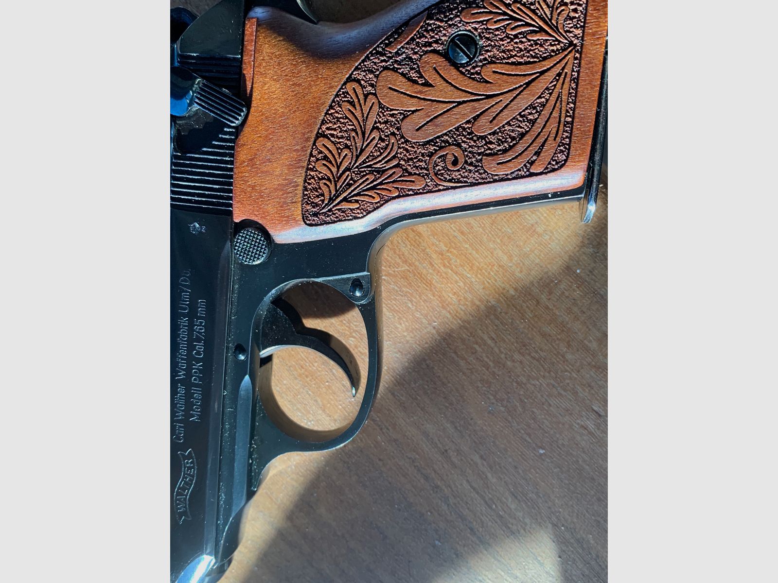 Walther PPK 7.65 con empuñadura de madera y motivos de caza