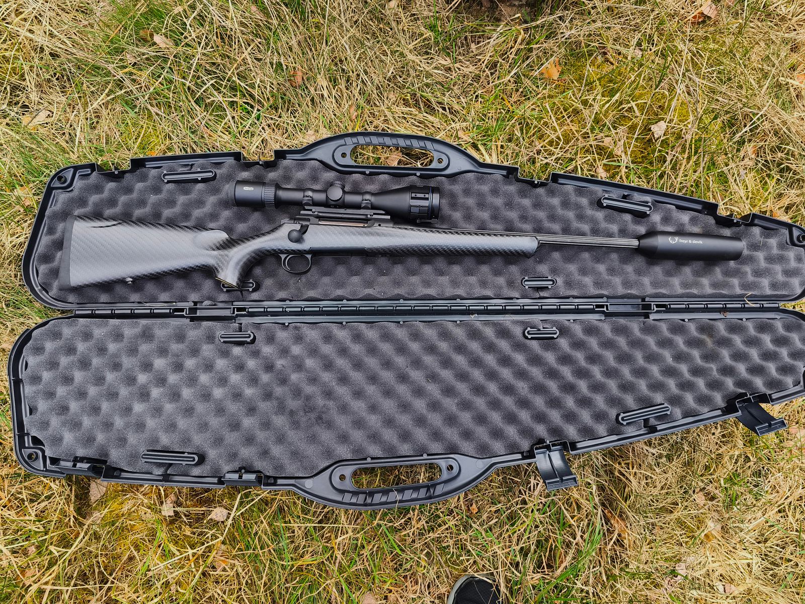 Sauer 101 Carbon z tłumikiem, uchwytem i walizką bez optyki i montażu