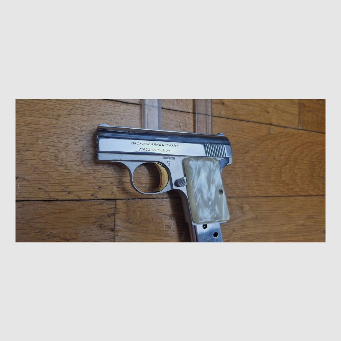 Pistola Browning Baby muy sexy – Calibre 6.35 Browning o 25 ACP – Cargador de 6 disparos – Acabado en acero bicolor al 100% y gatillo de oro fino – Empuñaduras de nácar – Funcionamiento mecánico impecable – Caño nuevo – Arma de ensueño para mujeres igualmente oníricas – TBE++, imagen 3 de 18