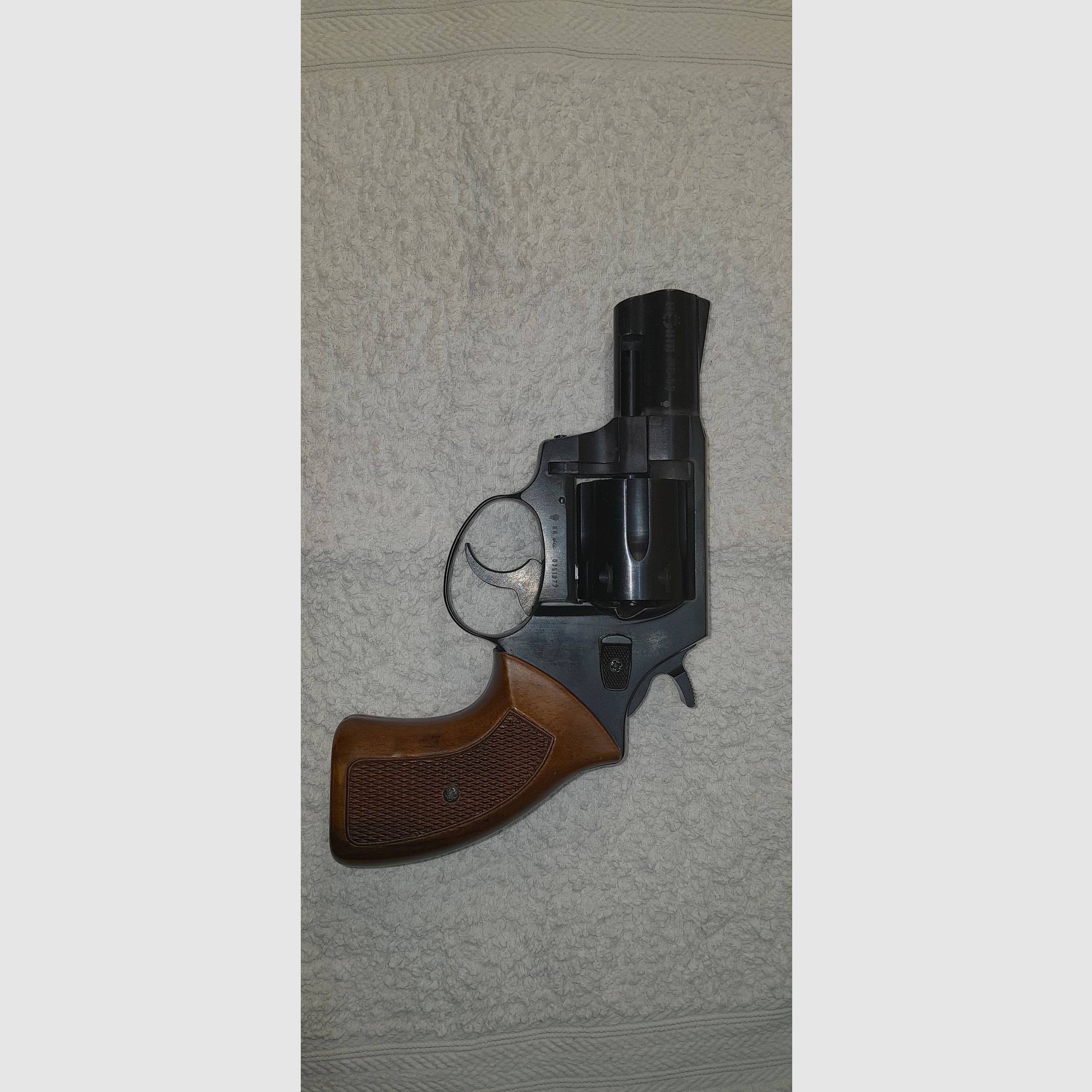 Röhm RG 69 blank firing revolver with steel cylinder and real wood grip, incl. 48 pieces of blank cartridges