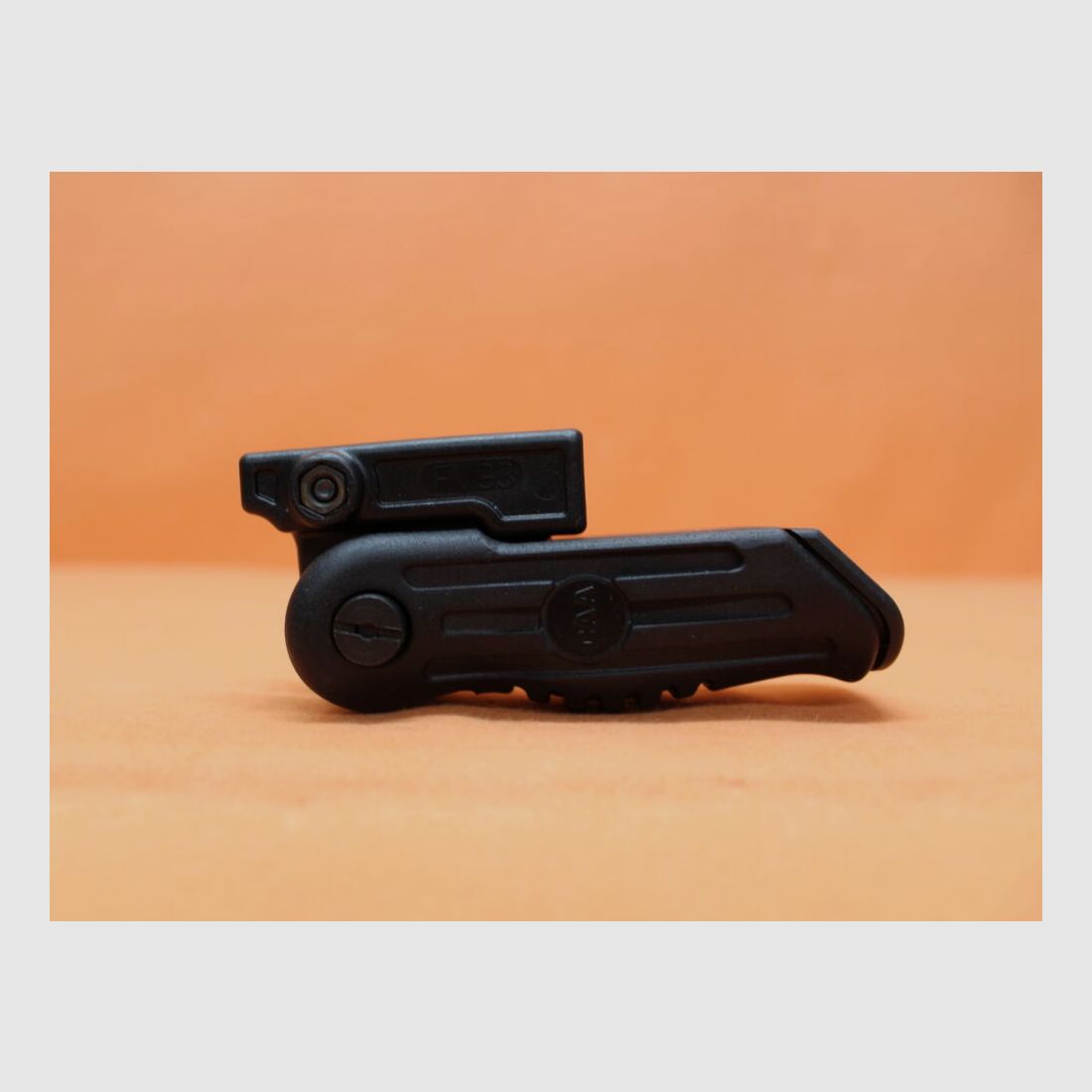 CAA Tactical CAA impugnatura anteriore FVG-3B 3-pos. pieghevole con vano batteria, polimero nero per profilo Picatinny