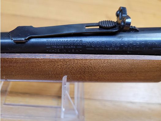 Très belle Winchester modèle 1894 – Calibre 30-30 – Made in USA en 1967 – Capacité 8+1 – Beau noyer blond – État mécanique et esthétique excellent – Plaque de couche Pachmayr – TBE++