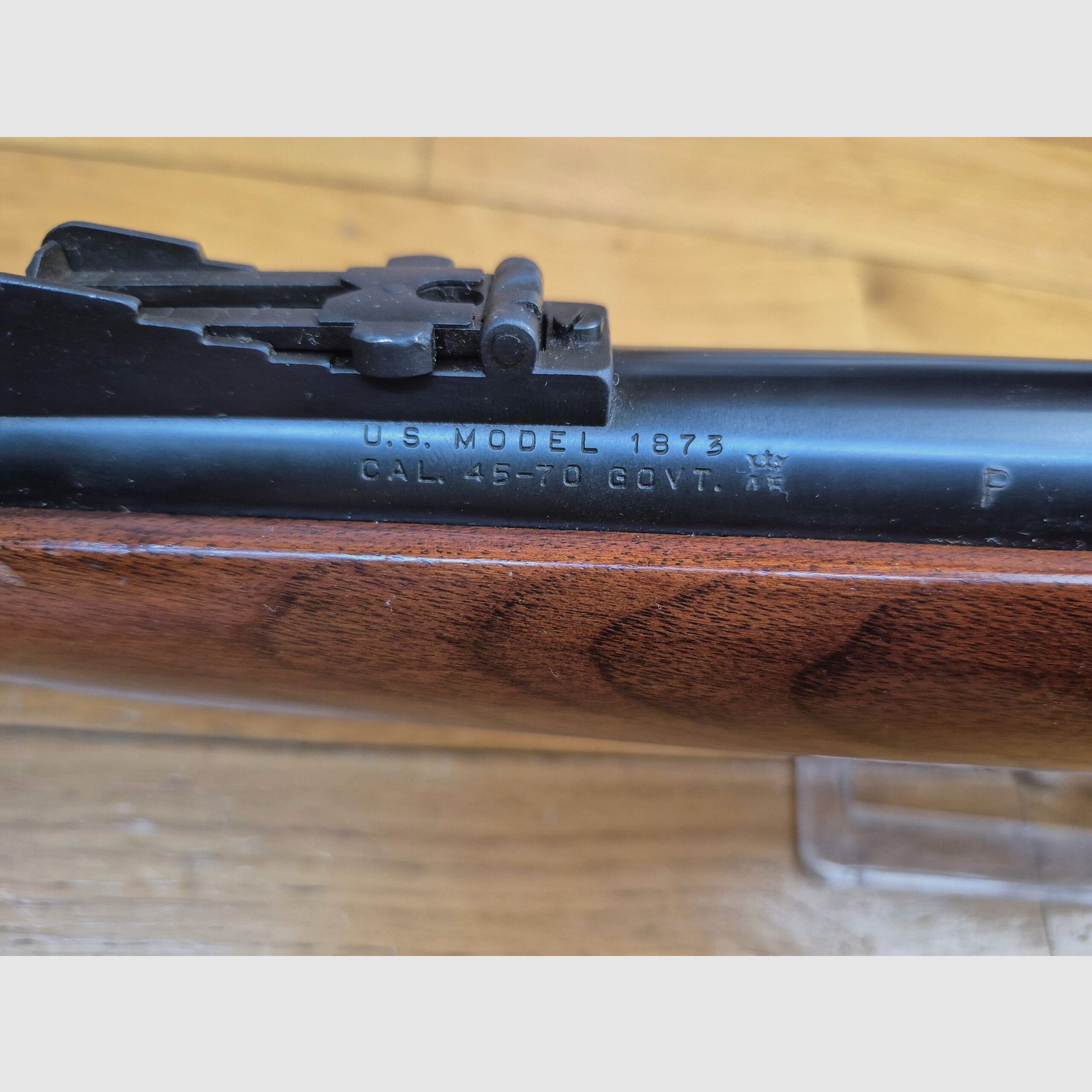 Wunderschöne Springfield Trapdoor Repetierbüchse Modell 1873 – Offiziersmodell – US-Herstellung von Harrington & Richardson – Waffe von 1973 – Kaliber 45-70 Gvt – Die Waffe von Little Big Horn – Hervorragende Verarbeitung – Hochwertiges Holz und marmorierte Metallteile – Mechanik in Top-Zustand – Neuer 22 Zoll Lauf – TBE+++, Bild 28 von 39