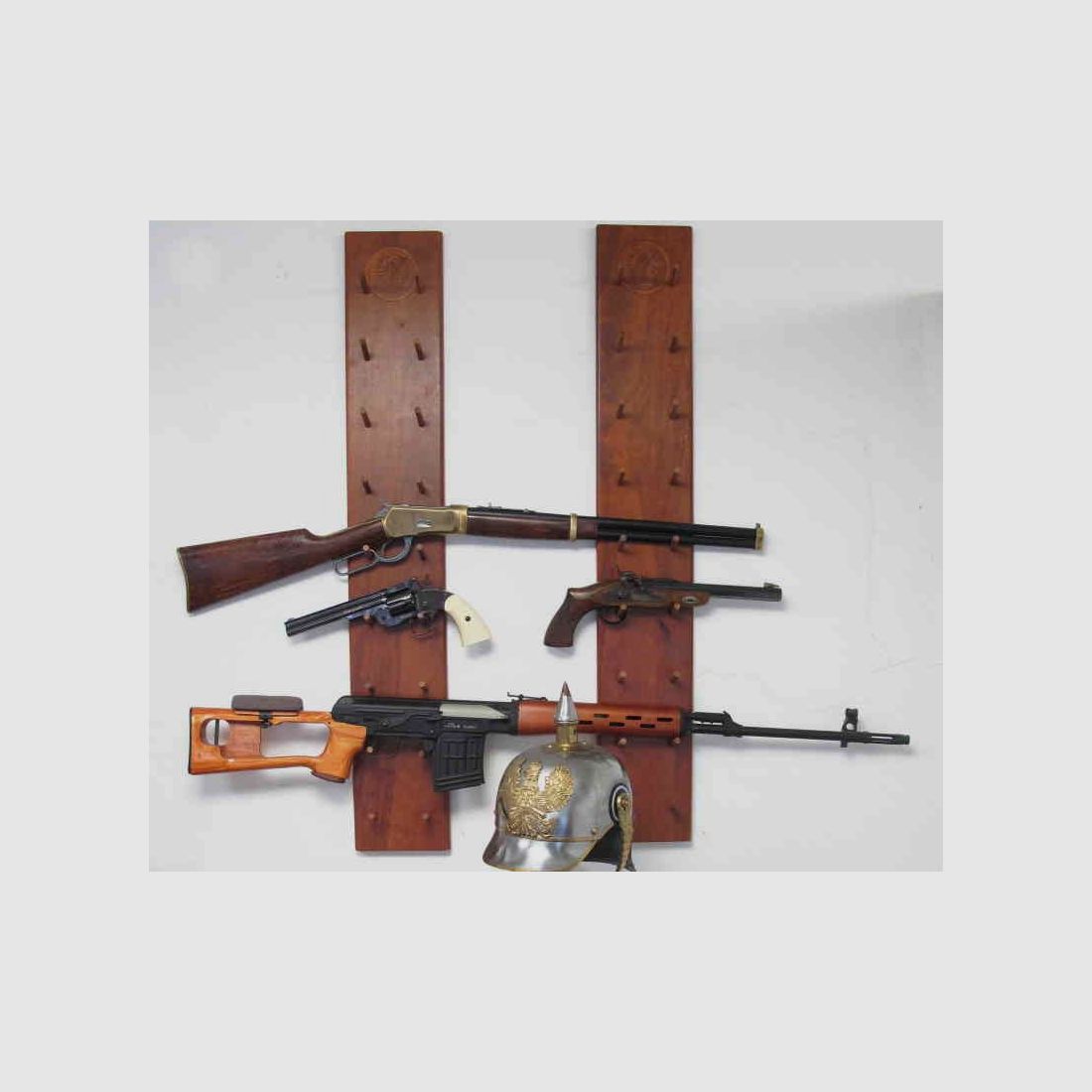 Soporte de pared para armas de madera