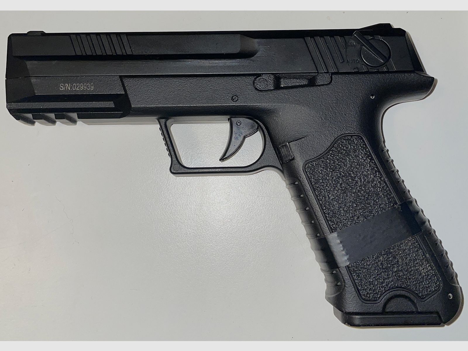 Cyma CM 127 - Vollautomatische/Semiautomatische Airsoft-Pistole mit 2 Magazinen und Original Zubehör