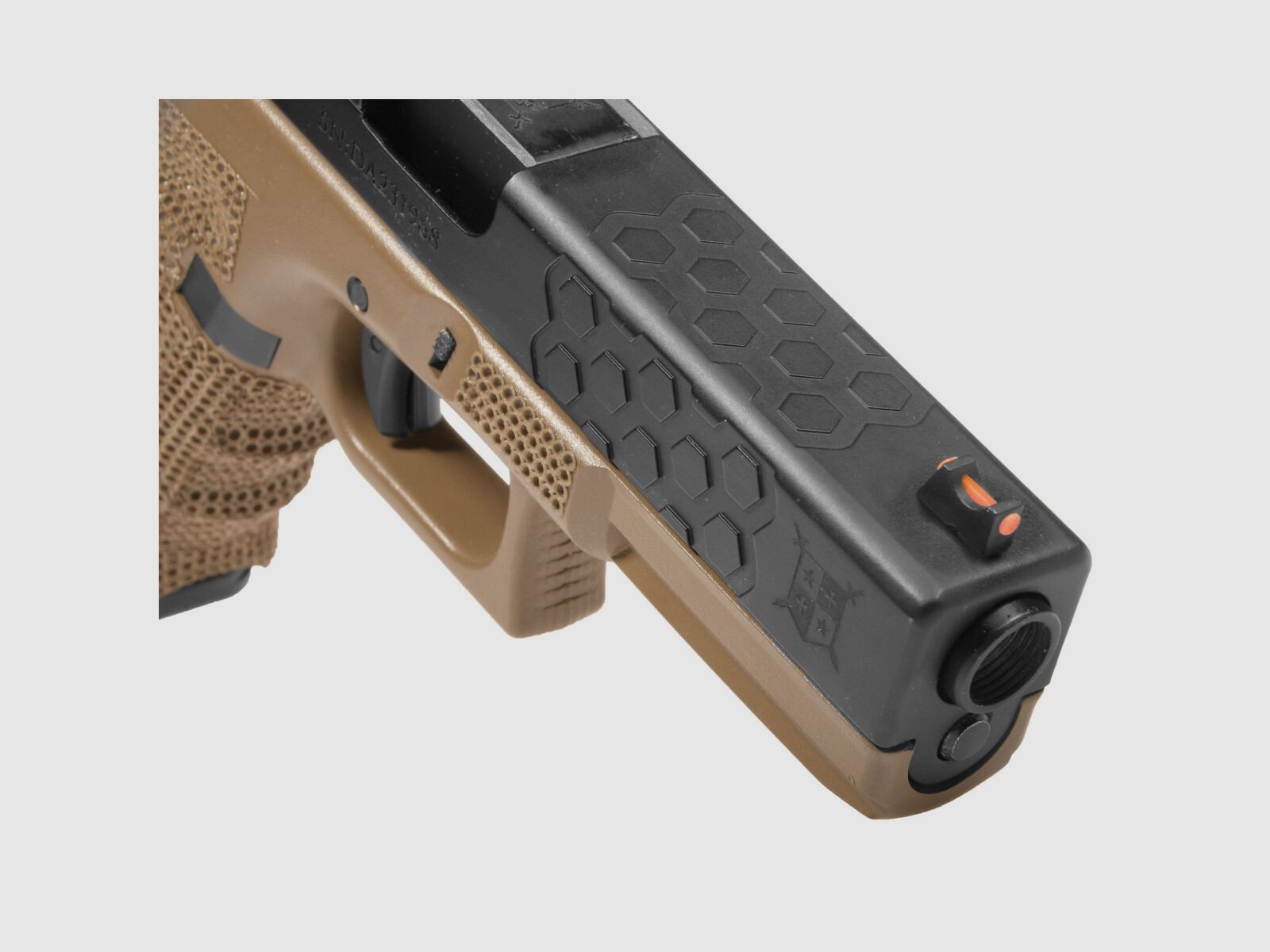 P03 GBB Airsoft Pistool met Grip Stippling in Tan | Delta Armory