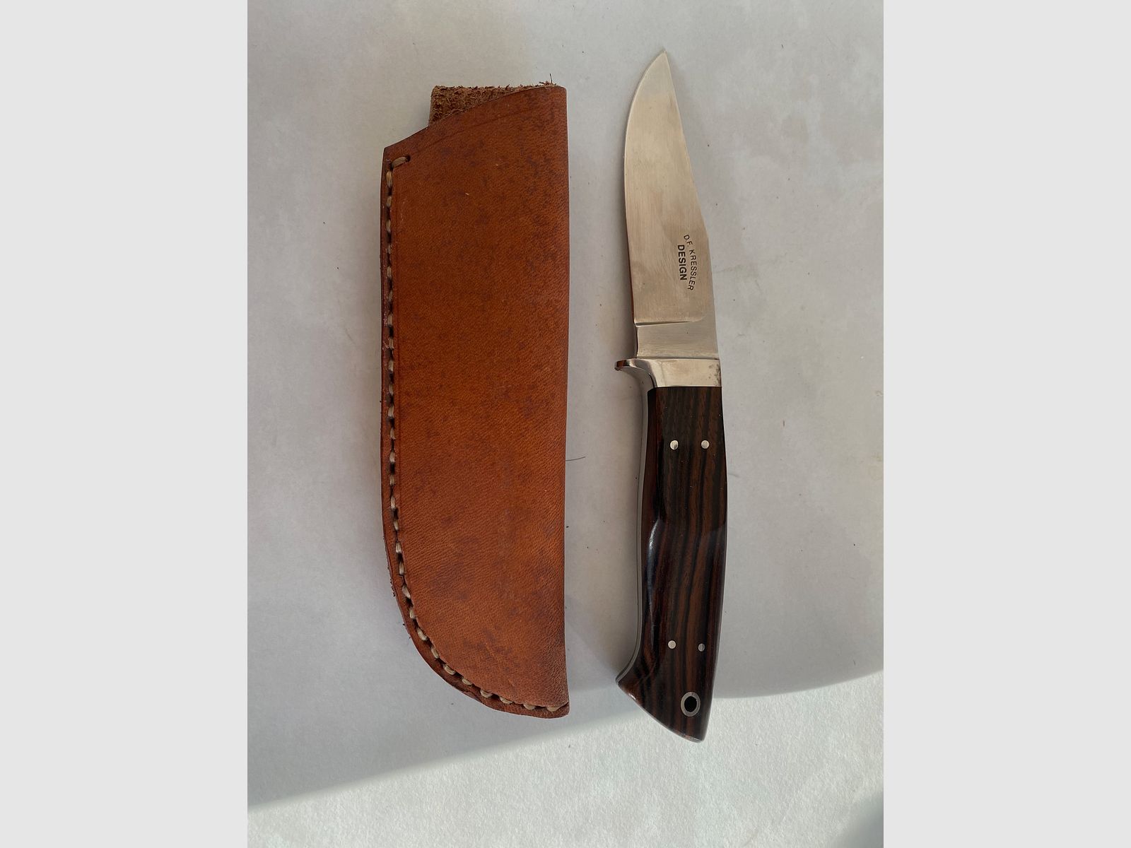 Couteau fixe – Design D. KRESSLER – avec étui en cuir