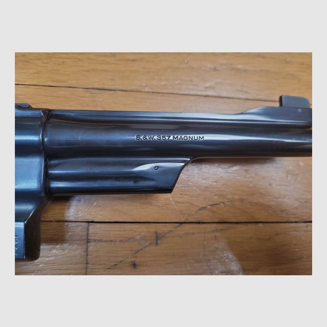 Mythos Revolver Smith&Wesson Modell M27-2 – Kal. .357Mag – Waffe von 1981 – Qualität und Mechanik heute nicht mehr zu finden – Revolver des FBI und der Fallensteller – 6 Zoll geriffelter Lauf – Wunderschöne glänzende schwarze Brünierung – Ausnahmewaffe für Ausnahme-Schützen – TBE+, Bild 7 von 25