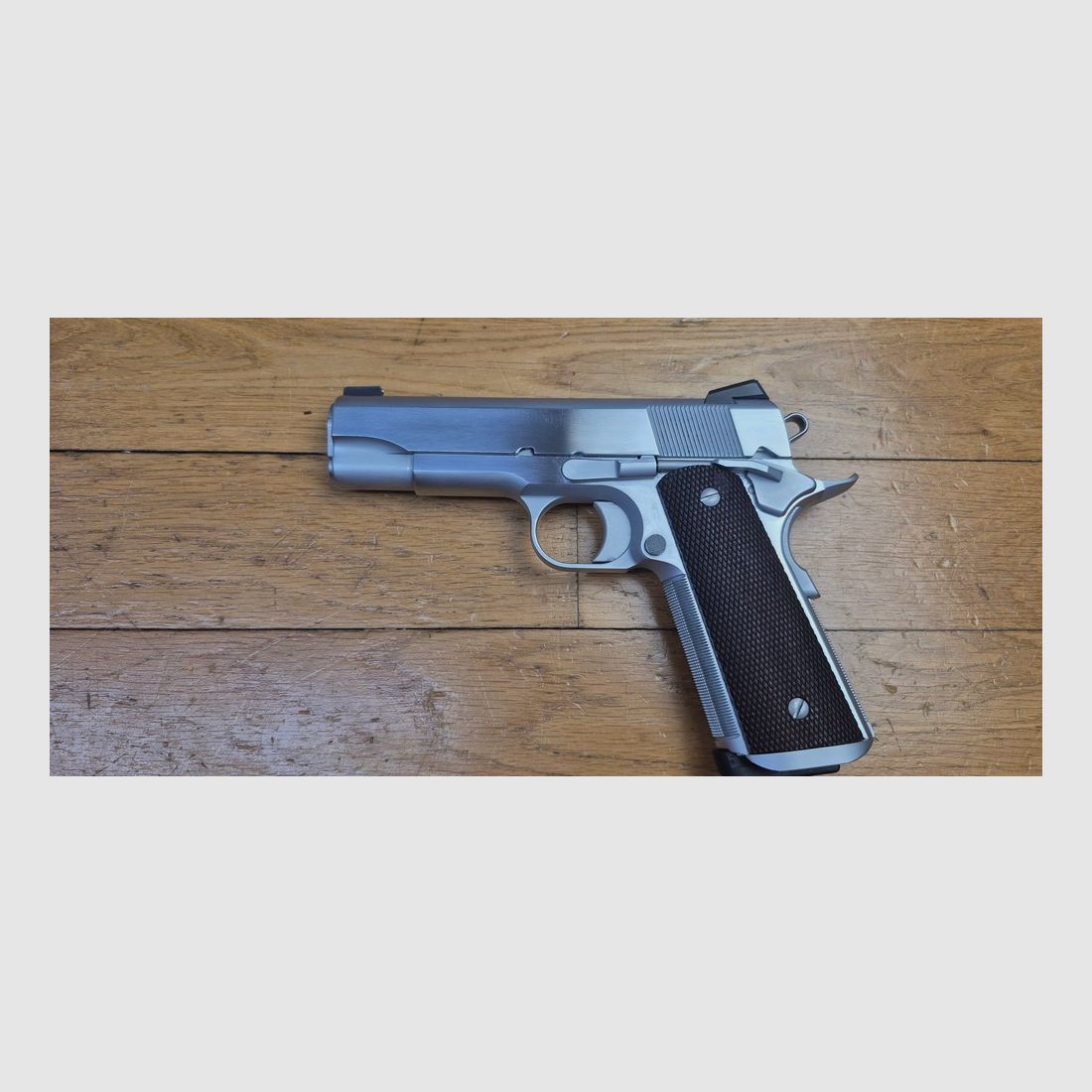 DEPOSITVERKAUF – Wunderschöne und seltene halbautomatische Pistole ACW „Alchemy 1911“ – Modell Prime Carry in Hard Chrome-Finish – Magischer Lauf in 4,25 Zoll – Kal. .45 ACP – Waffe von 2023/2024 in Spitzenfinish – Sehr wenig geschossen – Seltene Gelegenheit für eine absolut außergewöhnliche 1911 – 2. Magazin – Eine der wenigen aktuellen Fertigungen, die Bestand haben wird – Zustand mehr als ausgezeichnet, quasi neu – Super Waffe und absoluter Sammler – TBE+++, Bild 18 von 27